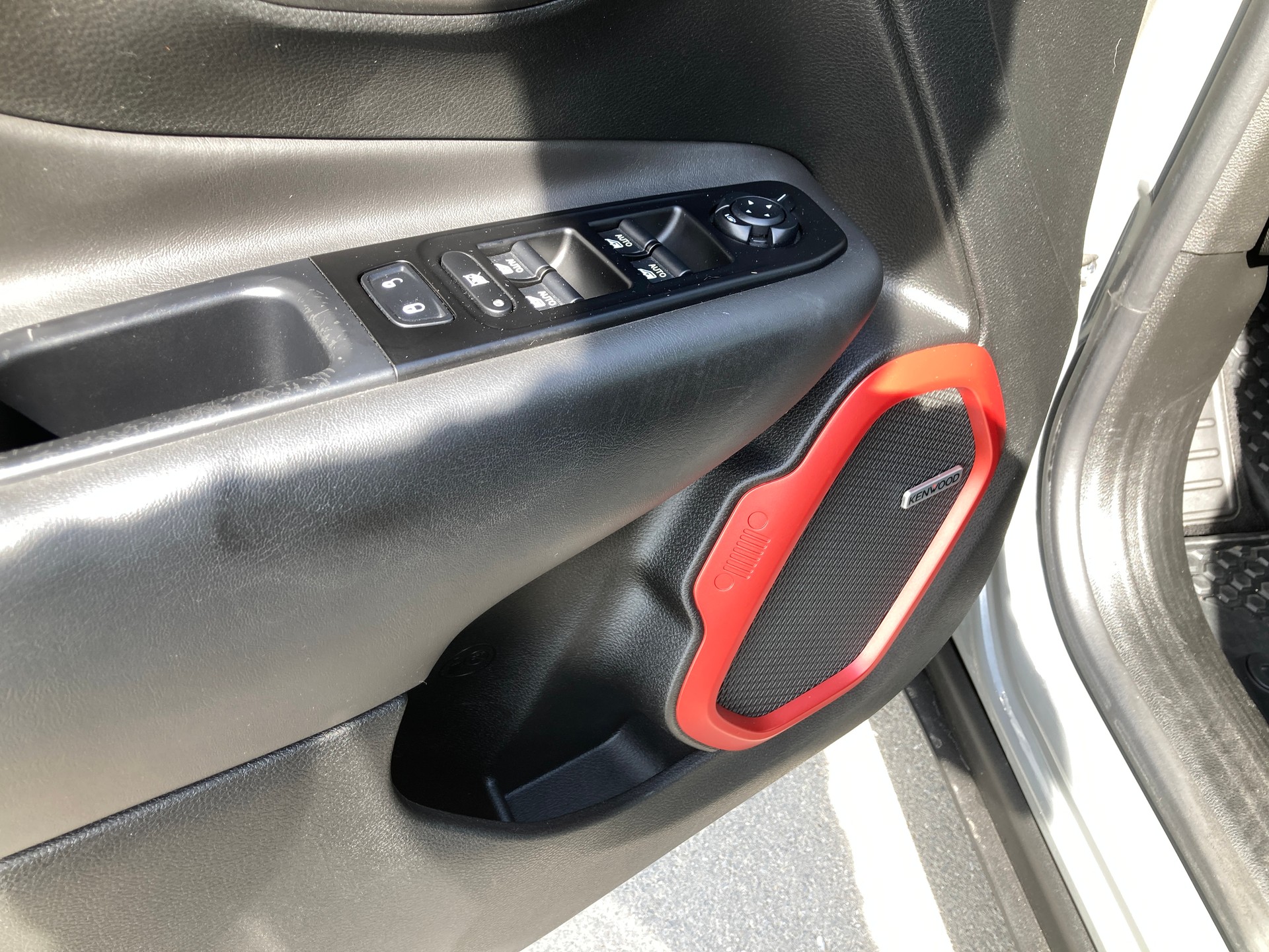 JEEP Renegade 1.3 T PHEV Trailhawk AWD mit Geländeuntersetzung-image-18