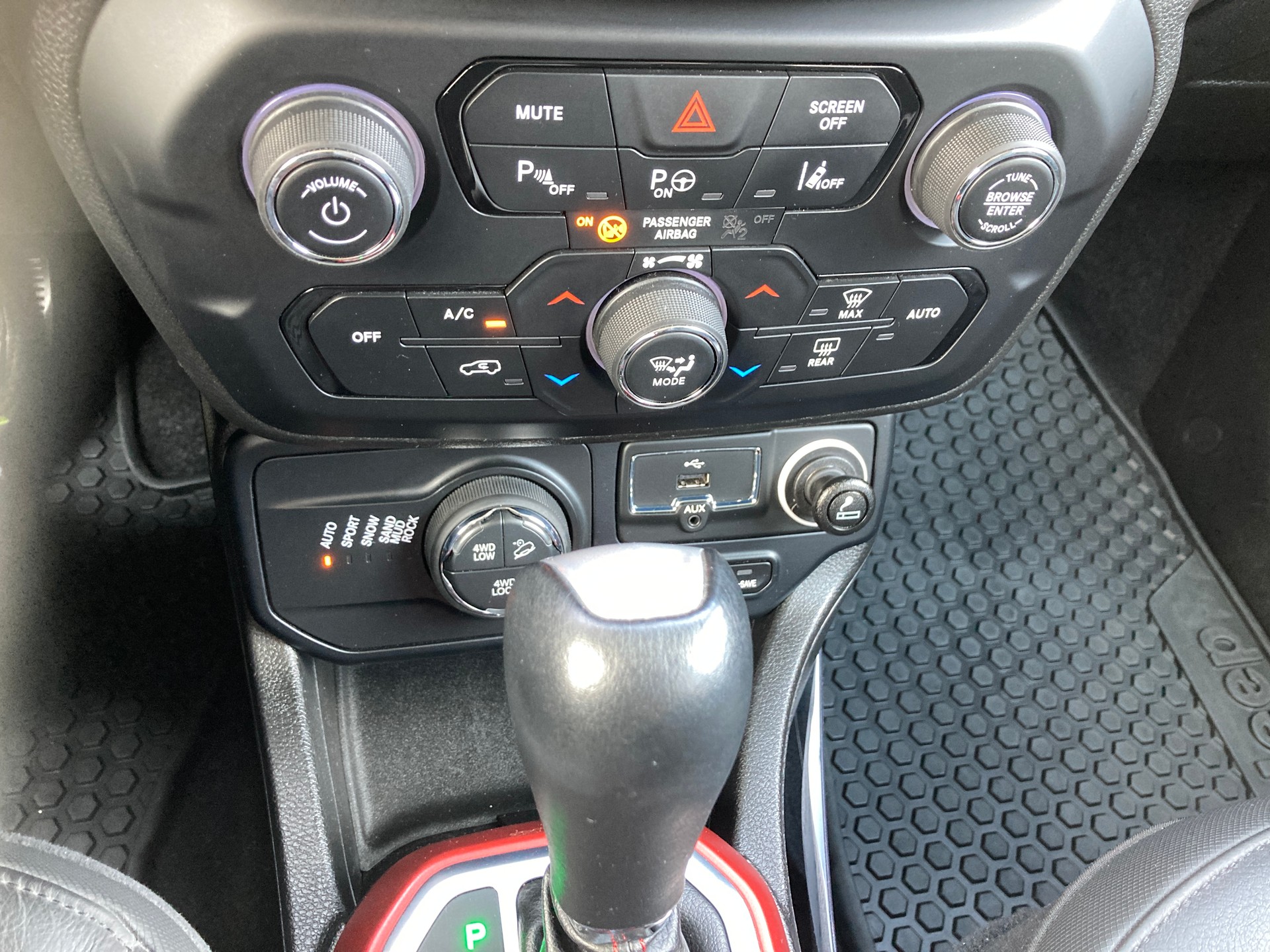 JEEP Renegade 1.3 T PHEV Trailhawk AWD mit Geländeuntersetzung-image-23