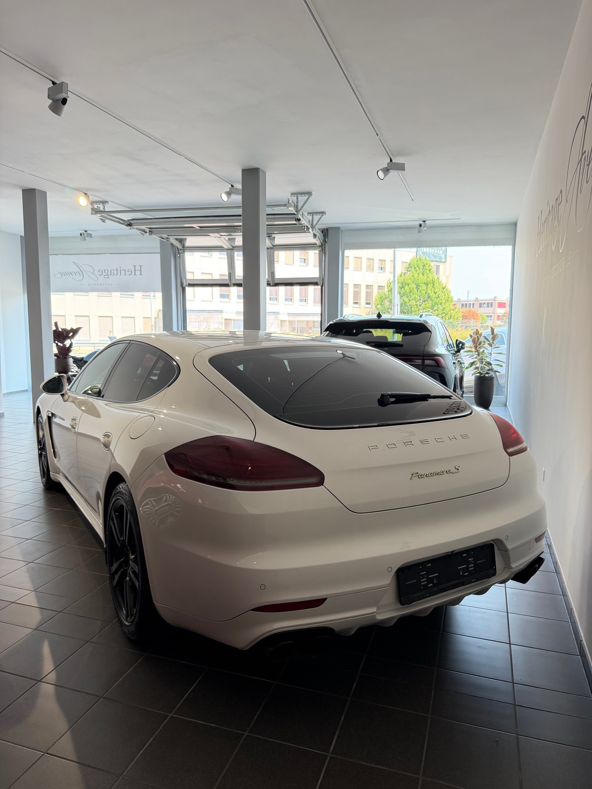 PORSCHE Panamera S E-Hybrid-image-4