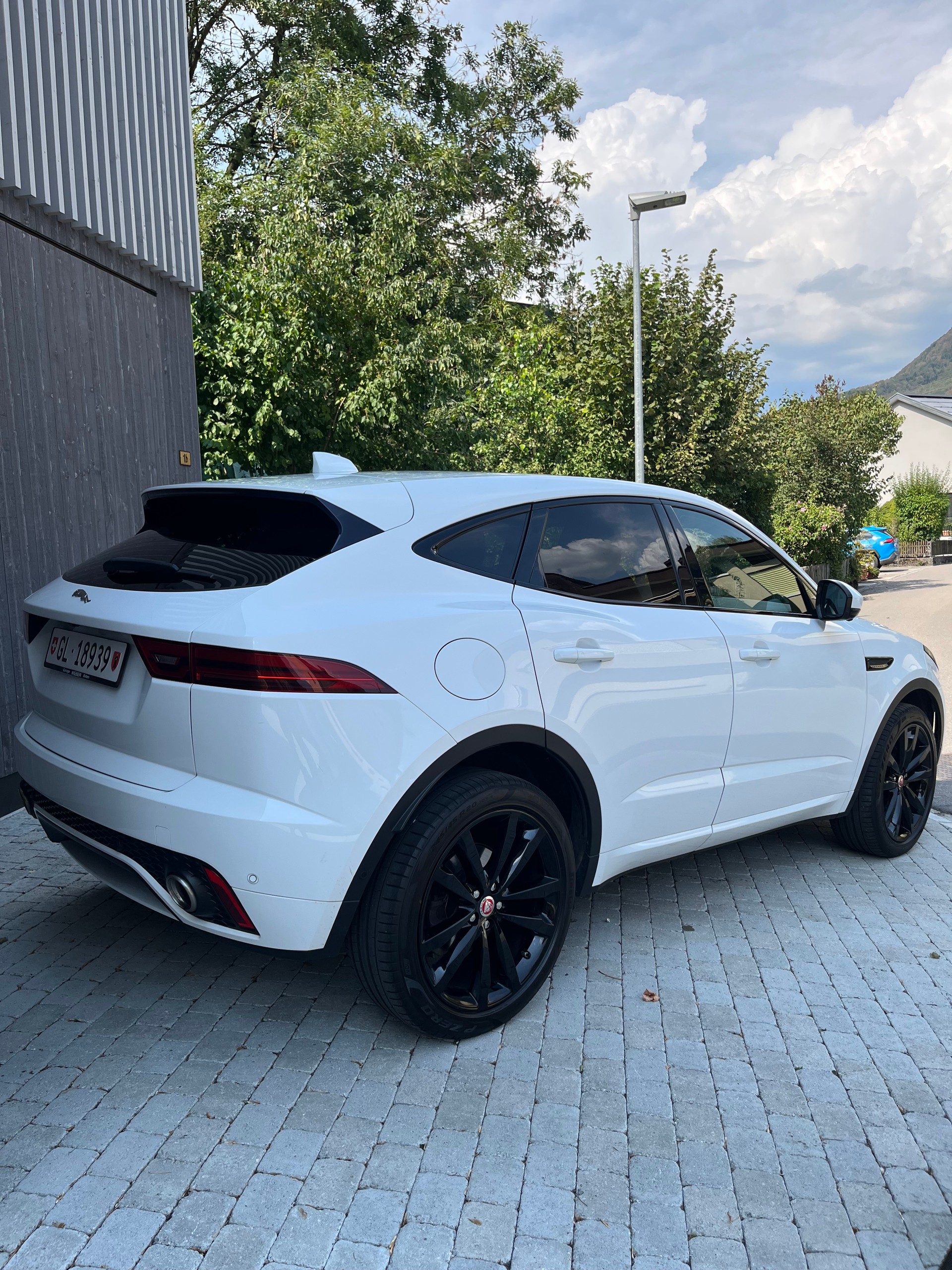 JAGUAR 2.0 D 180 R-Dynamic HSE AWD-image-2
