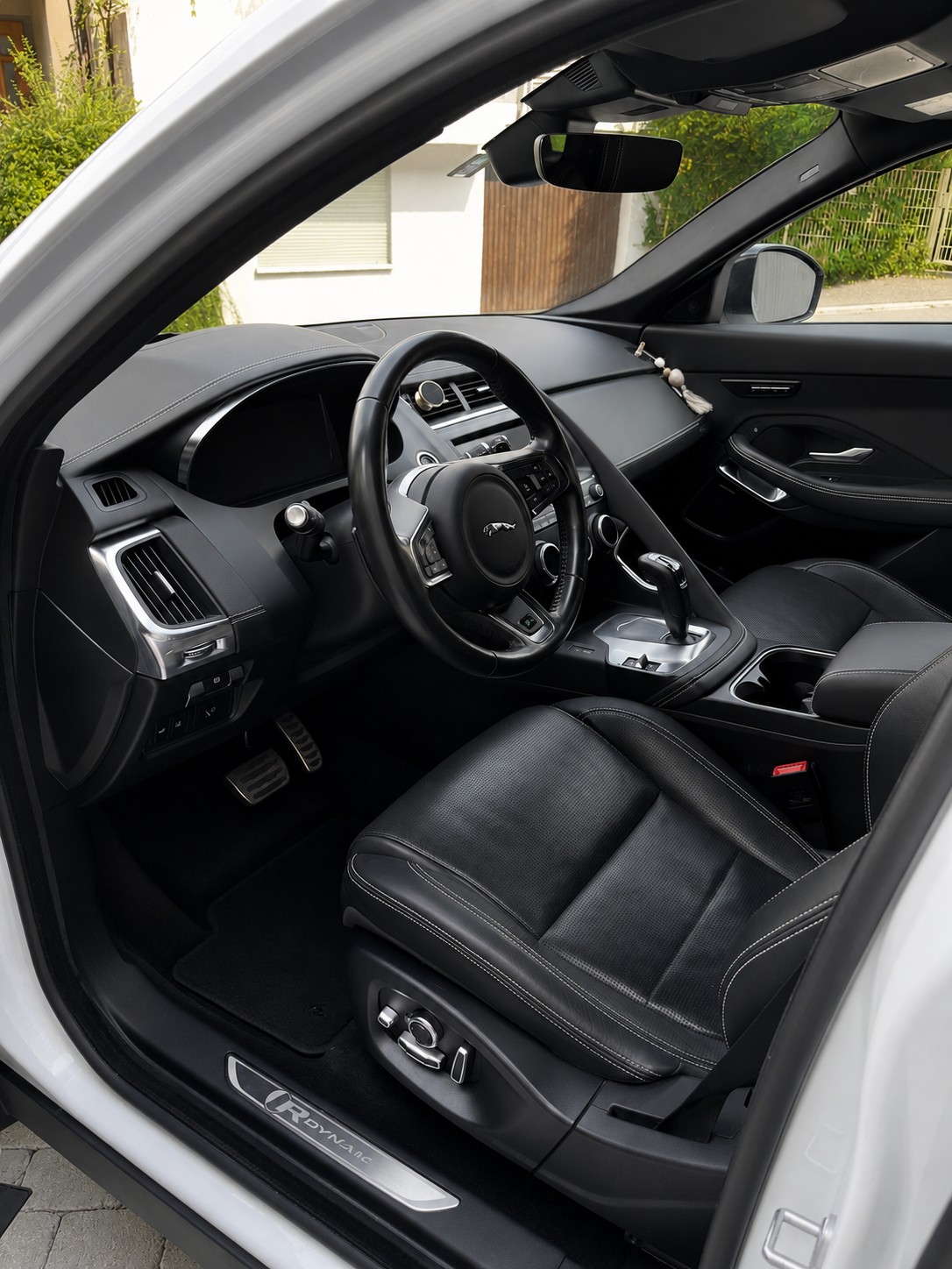 JAGUAR 2.0 D 180 R-Dynamic HSE AWD-image-3