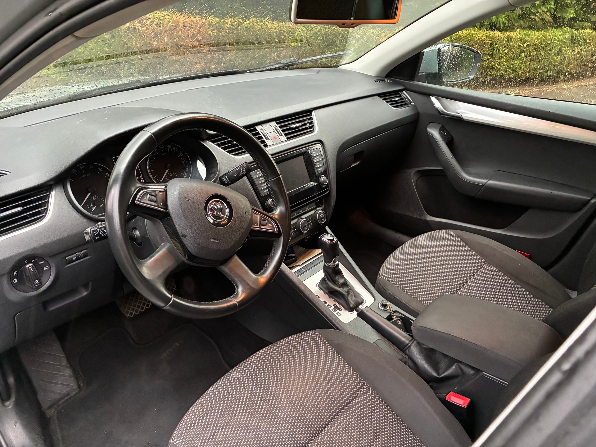SKODA Octavia Combi 1.6 TDI Elegance DSG-image-4