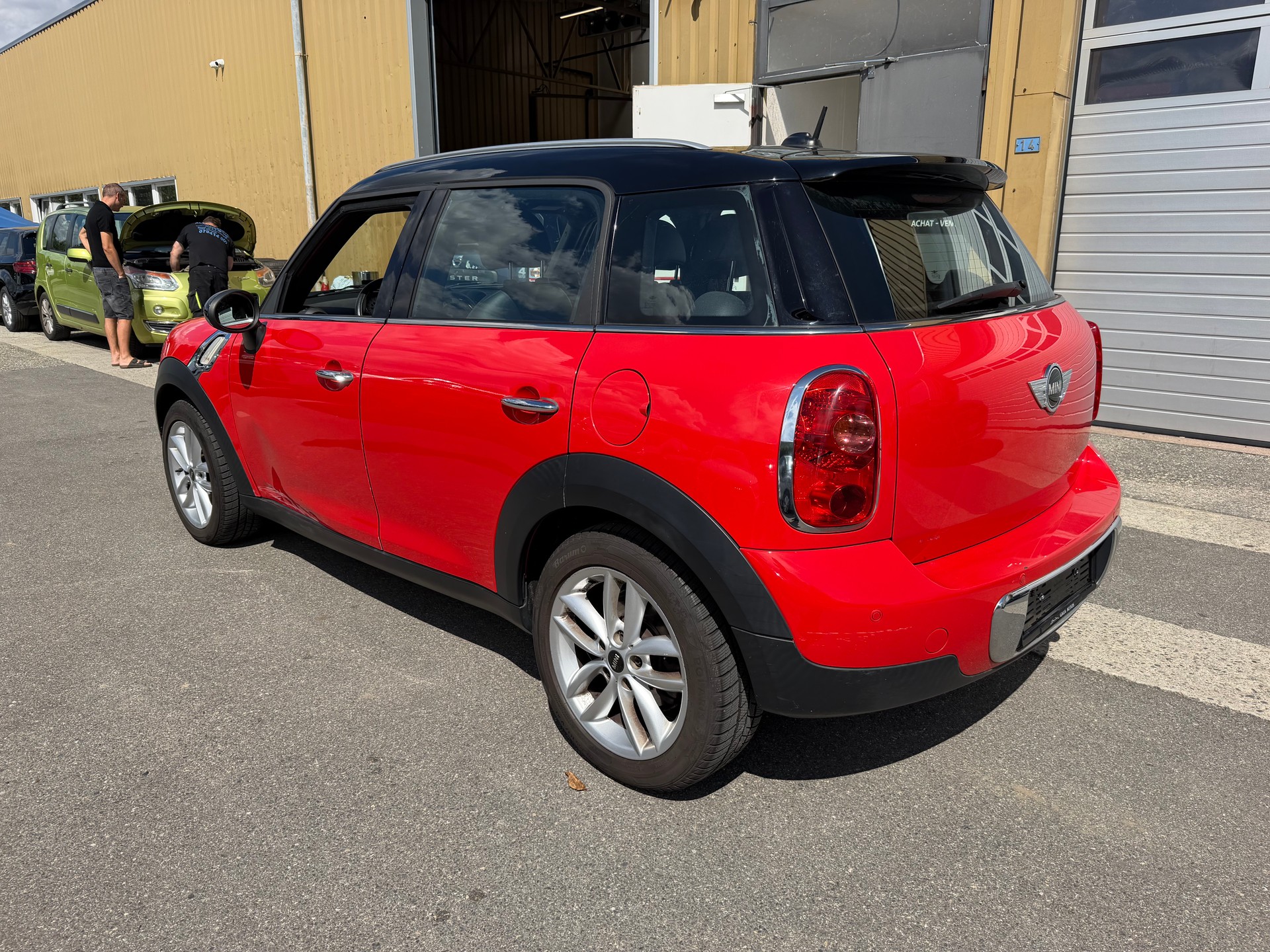 MINI Countryman Cooper FWD-image-11