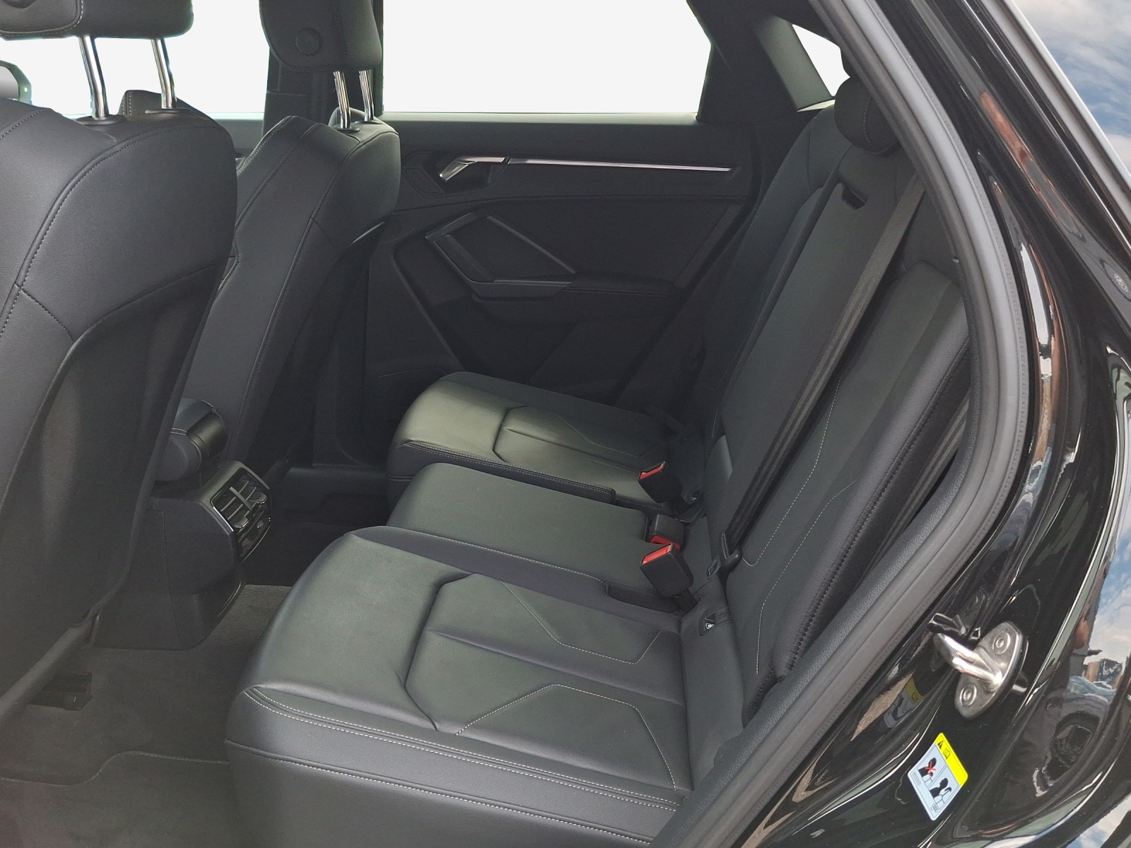AUDI Q3 Sportback 40 TFSI S line quattro S-tronic-image-11
