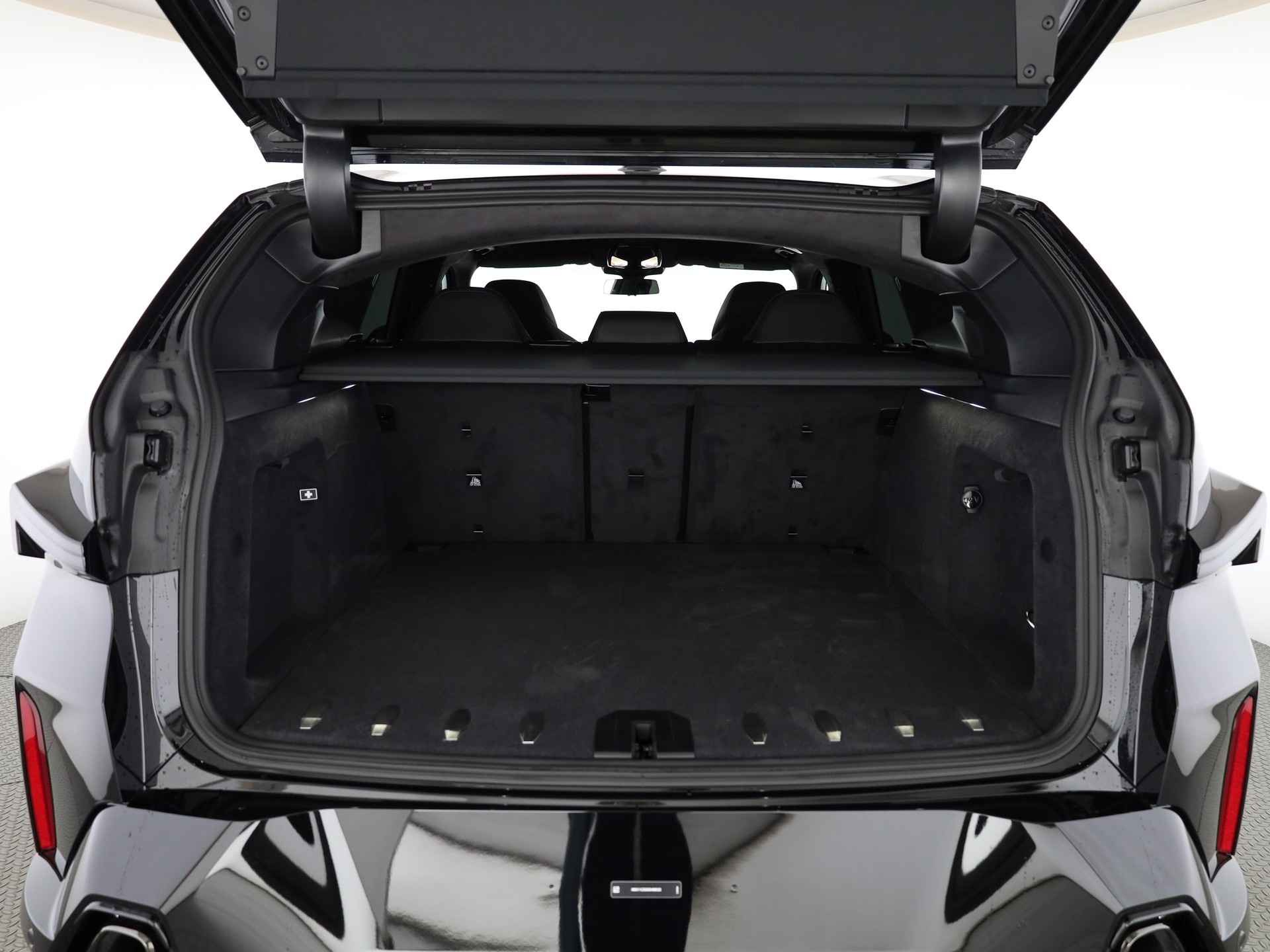 BMW XM 50e Plug-in Hybrid-image-8
