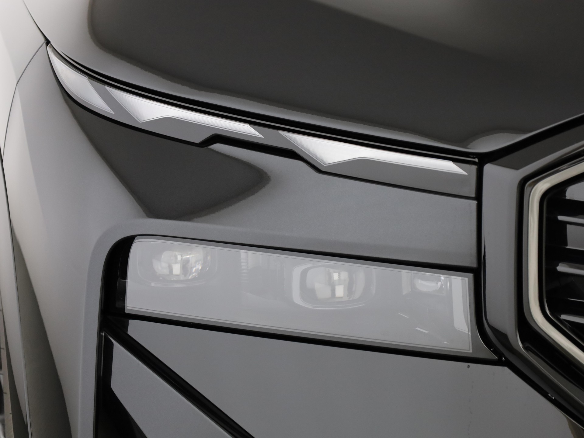BMW XM 50e Plug-in Hybrid-image-5