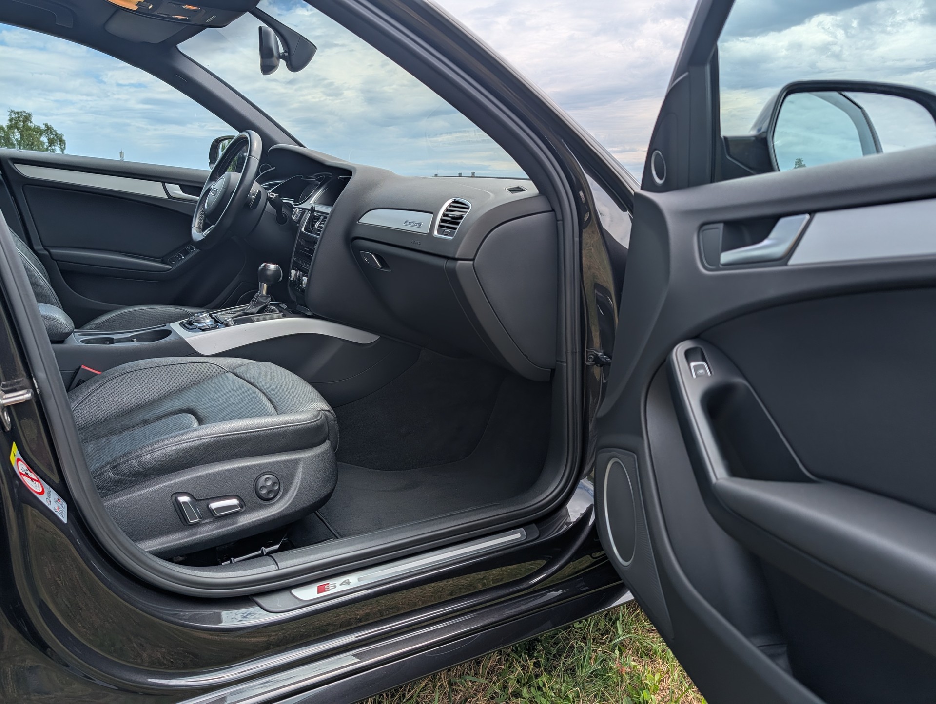 AUDI S4 Avant 3.0 TFSI quattro S-tronic-image-12
