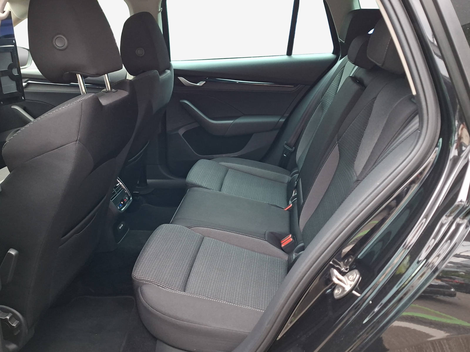 SKODA Octavia Combi 1.5 TSI mHEV DSG Dynamic-image-11