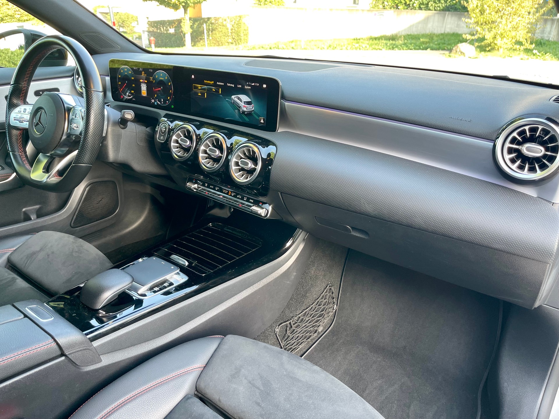MERCEDES-BENZ A 200 AMG Line-image-4