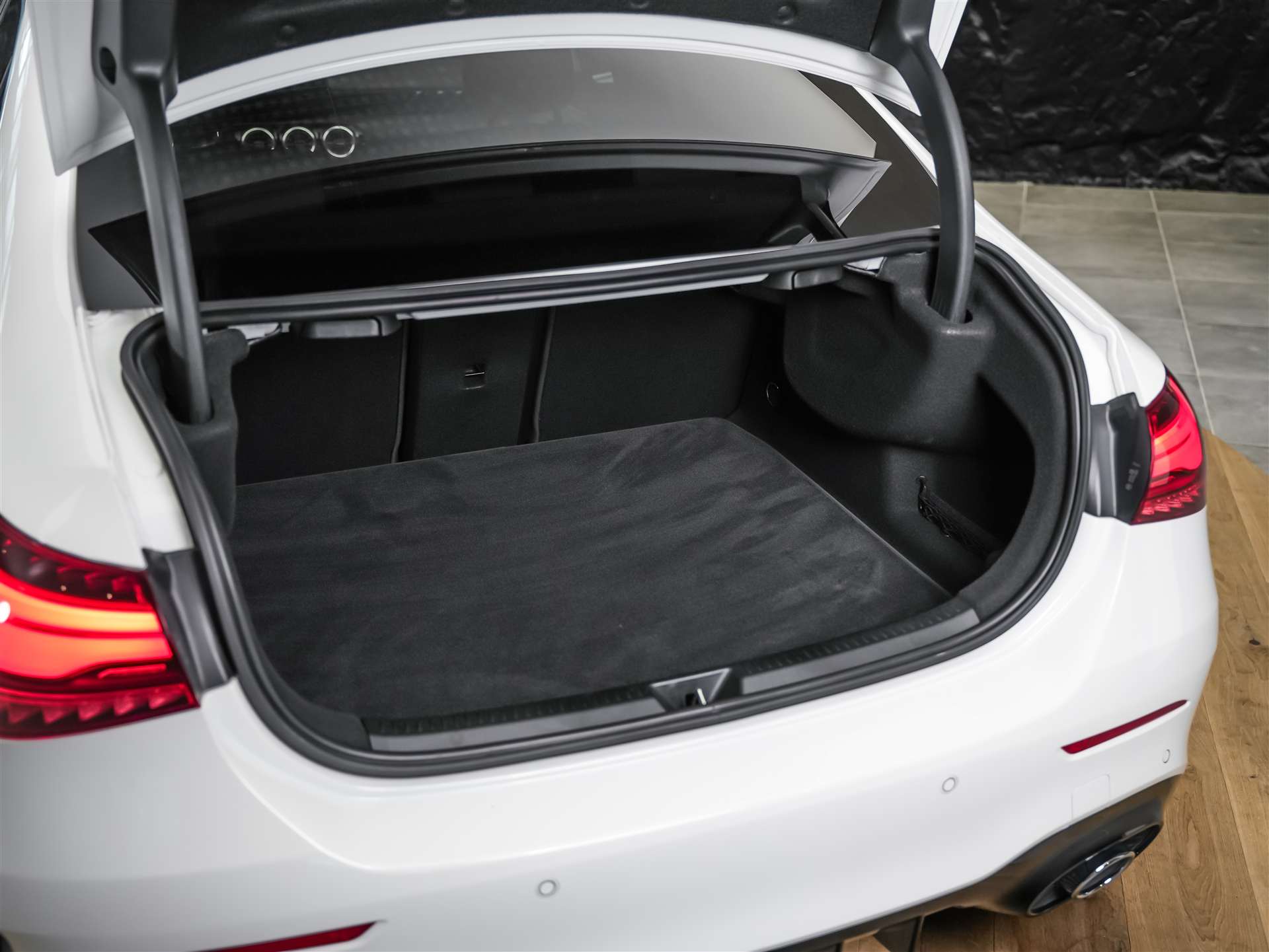 MERCEDES-BENZ A35 AMG 4Matic+ 8G-DCT*20" Felgen*Werksgarantie*Lenkradheizung*Ambientebeleuchtung*-image-40