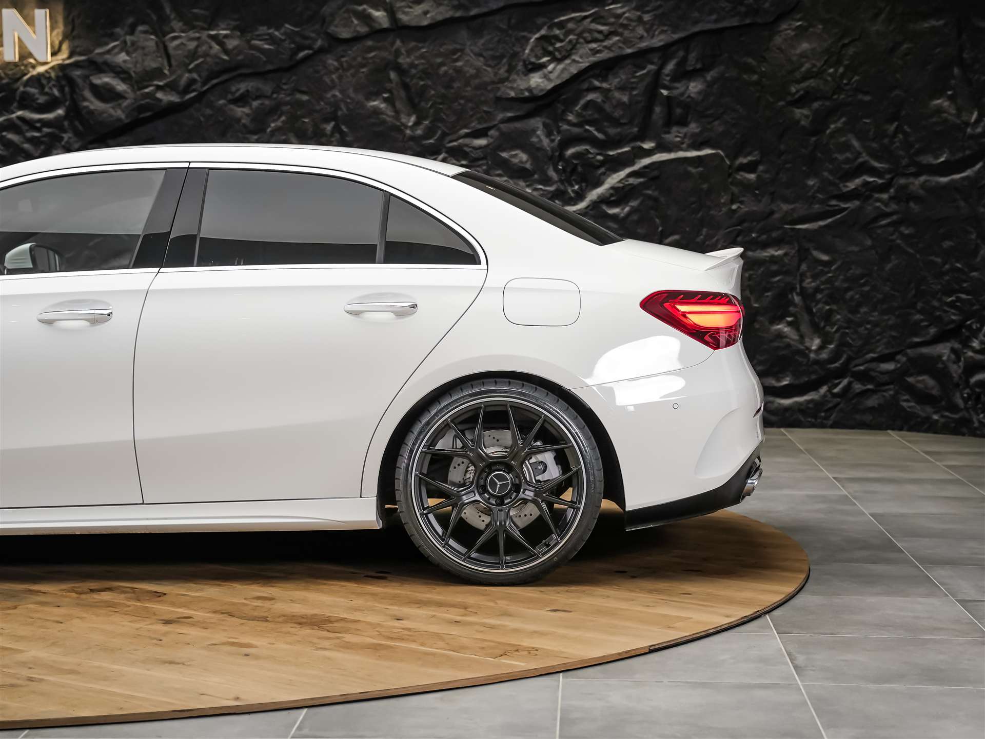 MERCEDES-BENZ A35 AMG 4Matic+ 8G-DCT*20" Felgen*Werksgarantie*Lenkradheizung*Ambientebeleuchtung*-image-16