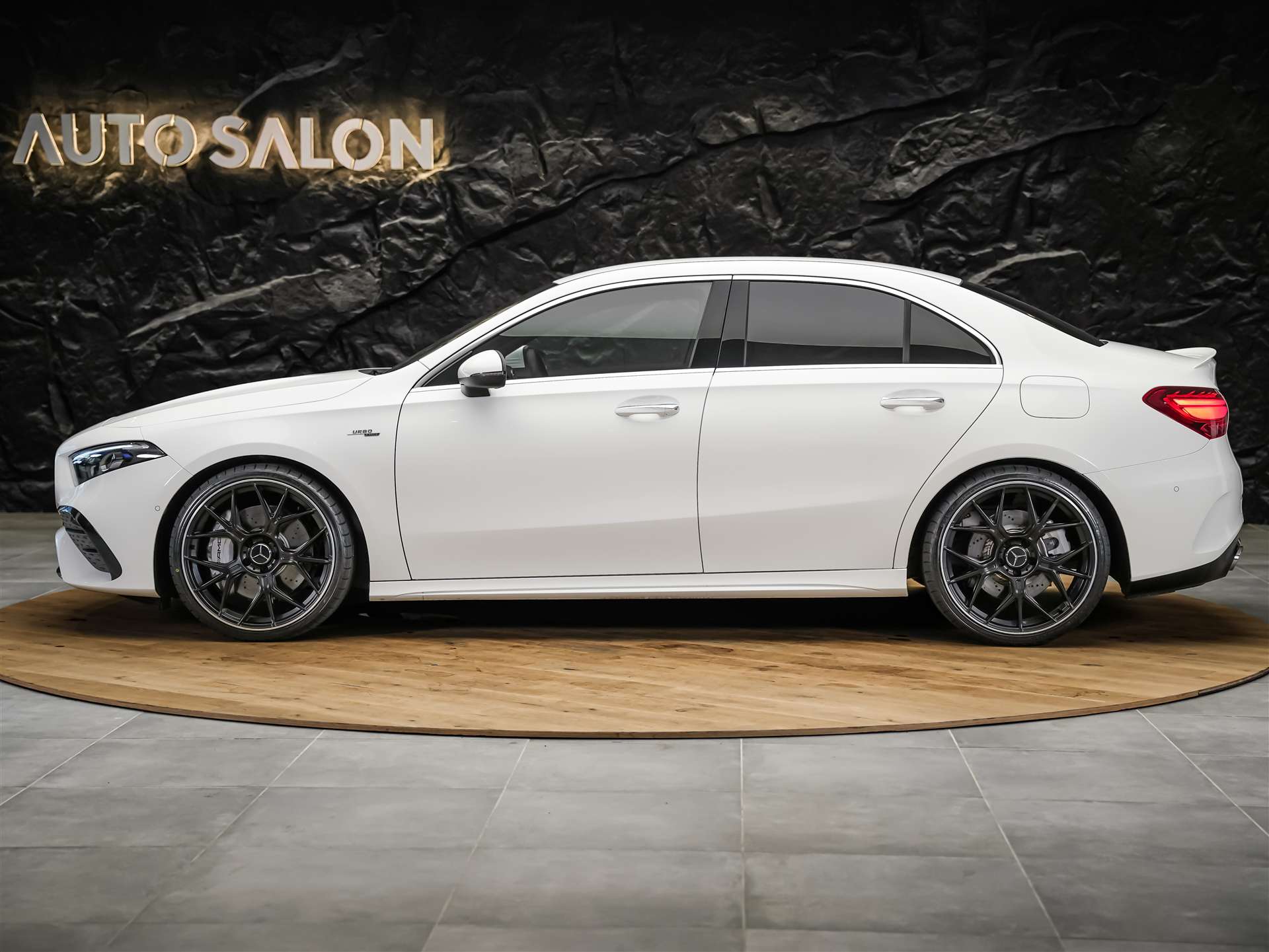 MERCEDES-BENZ A35 AMG 4Matic+ 8G-DCT*20" Felgen*Werksgarantie*Lenkradheizung*Ambientebeleuchtung*-image-1