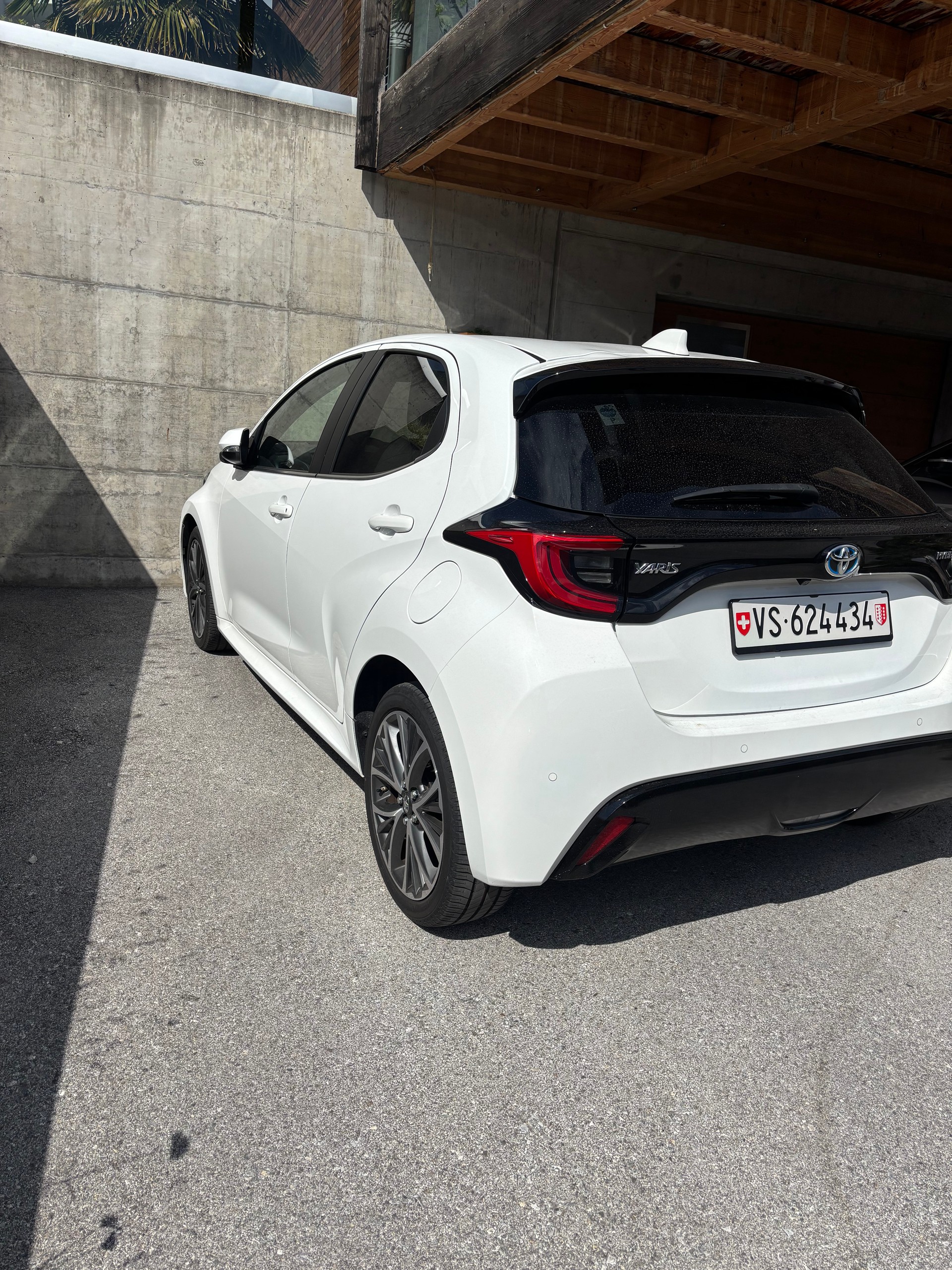 TOYOTA 1.5 VVT-i HSD Premium-image-1