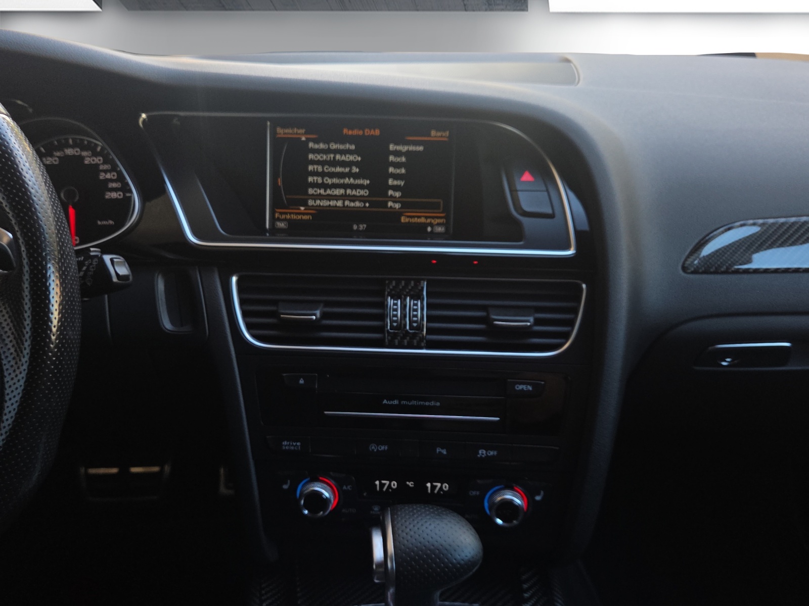 AUDI A4 Avant 3.0 TDI clean diesel quattro s-tronic-image-12