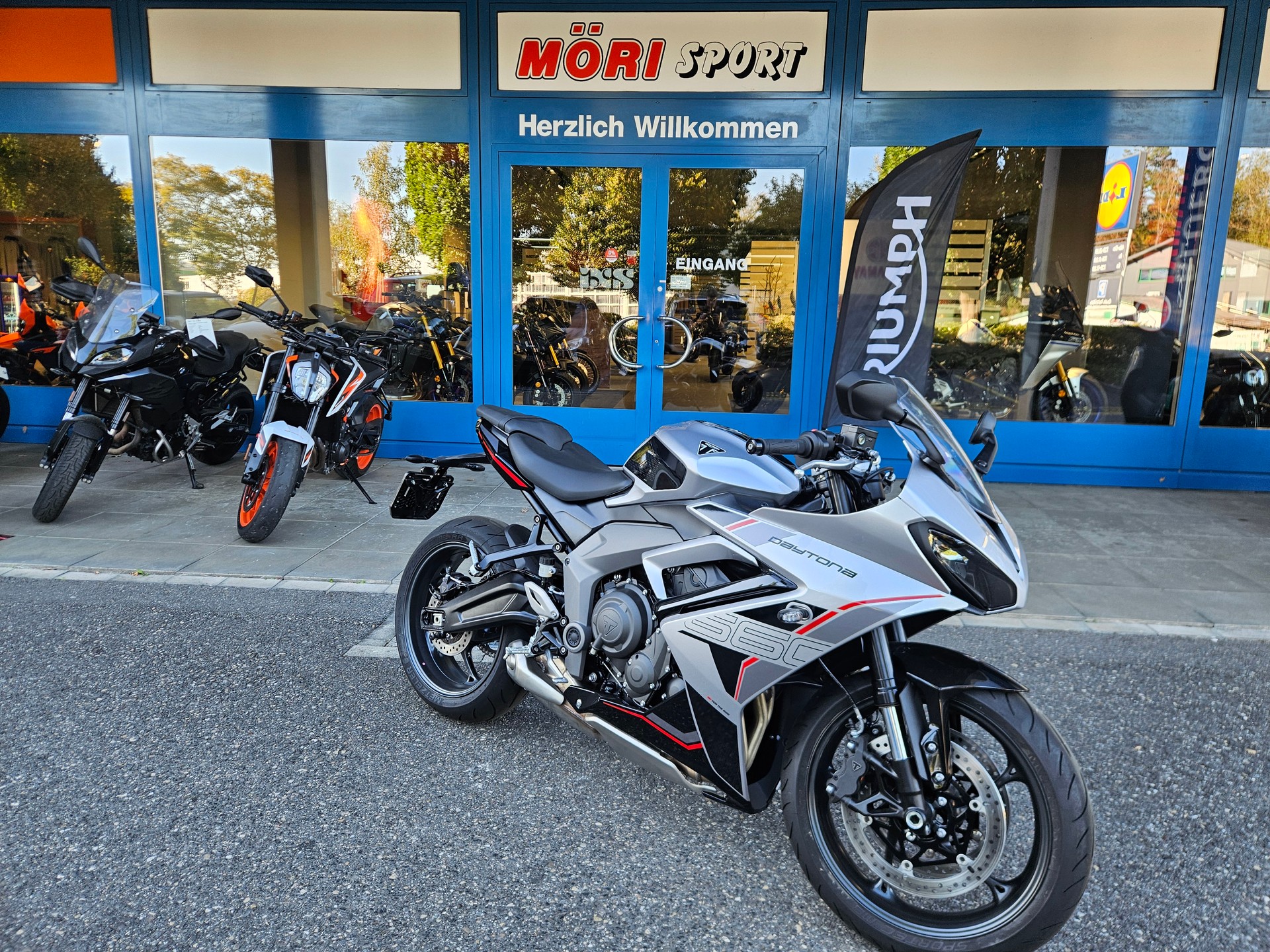 TRIUMPH Daytona 660-showroom-element-1