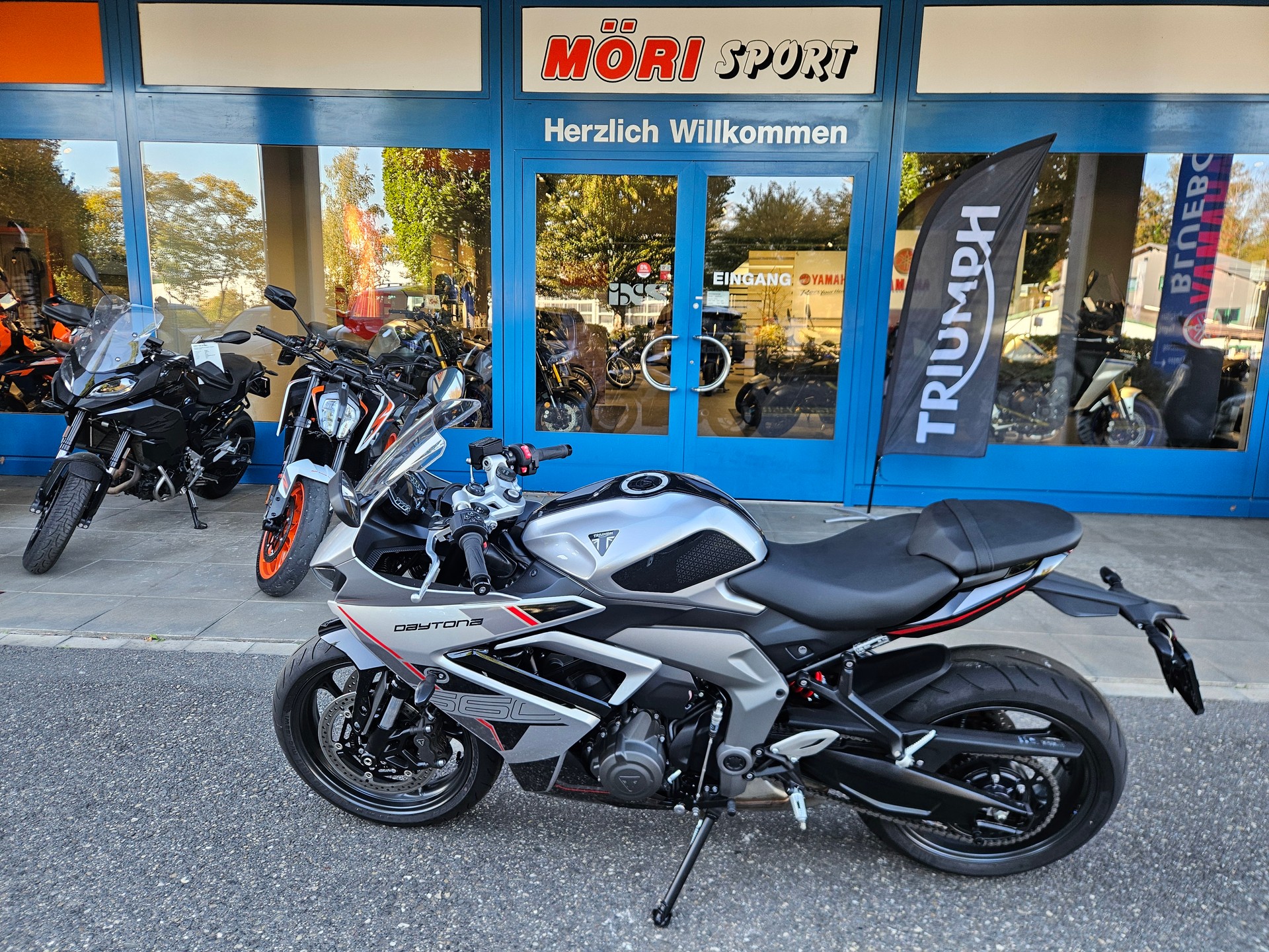 TRIUMPH Daytona 660-showroom-element-3