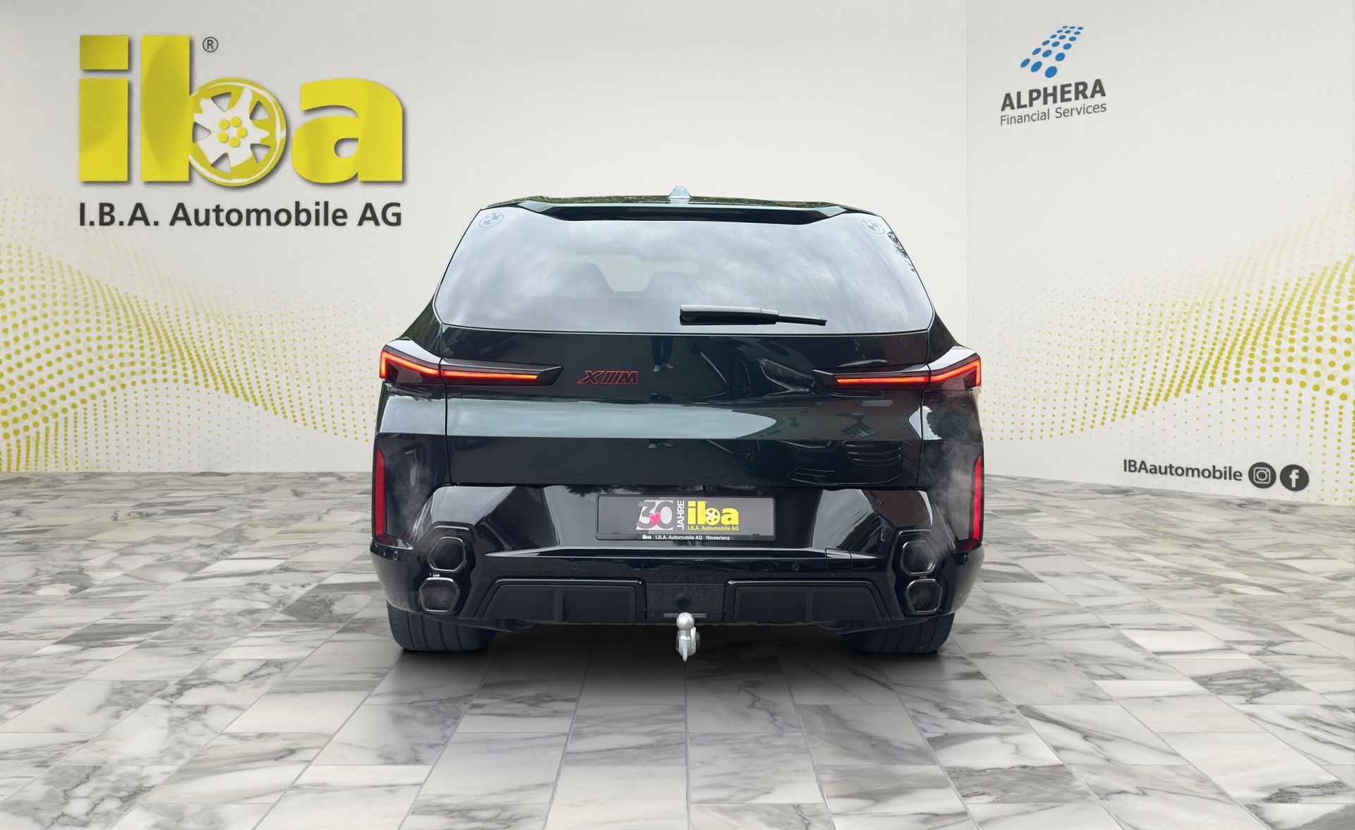 BMW XM xDrive PHEV Label (CH) INDIVIDUAL M Driver's Package-showroom-element-3