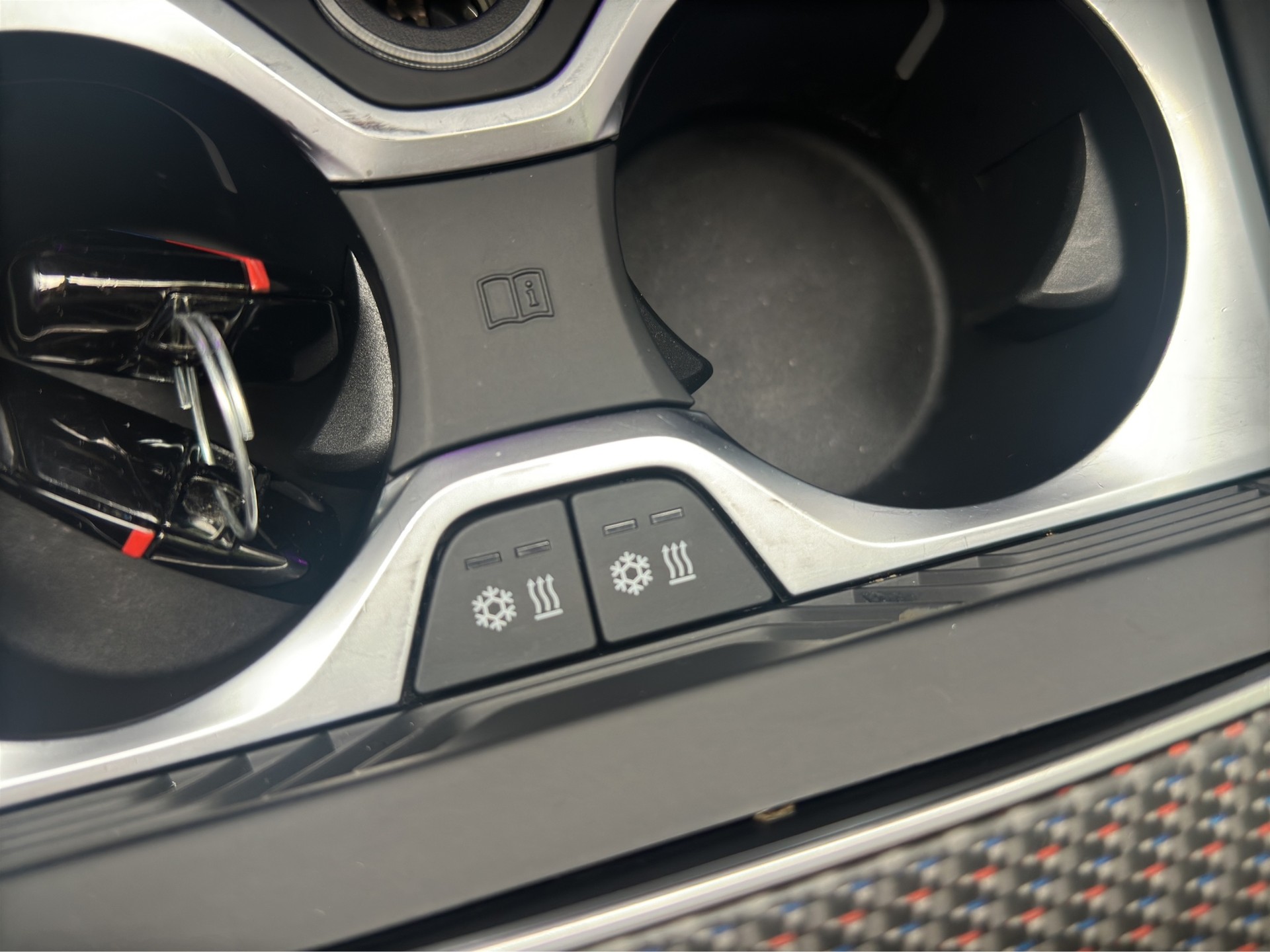 BMW XM xDrive PHEV Label (CH) INDIVIDUAL M Driver's Package-image-24