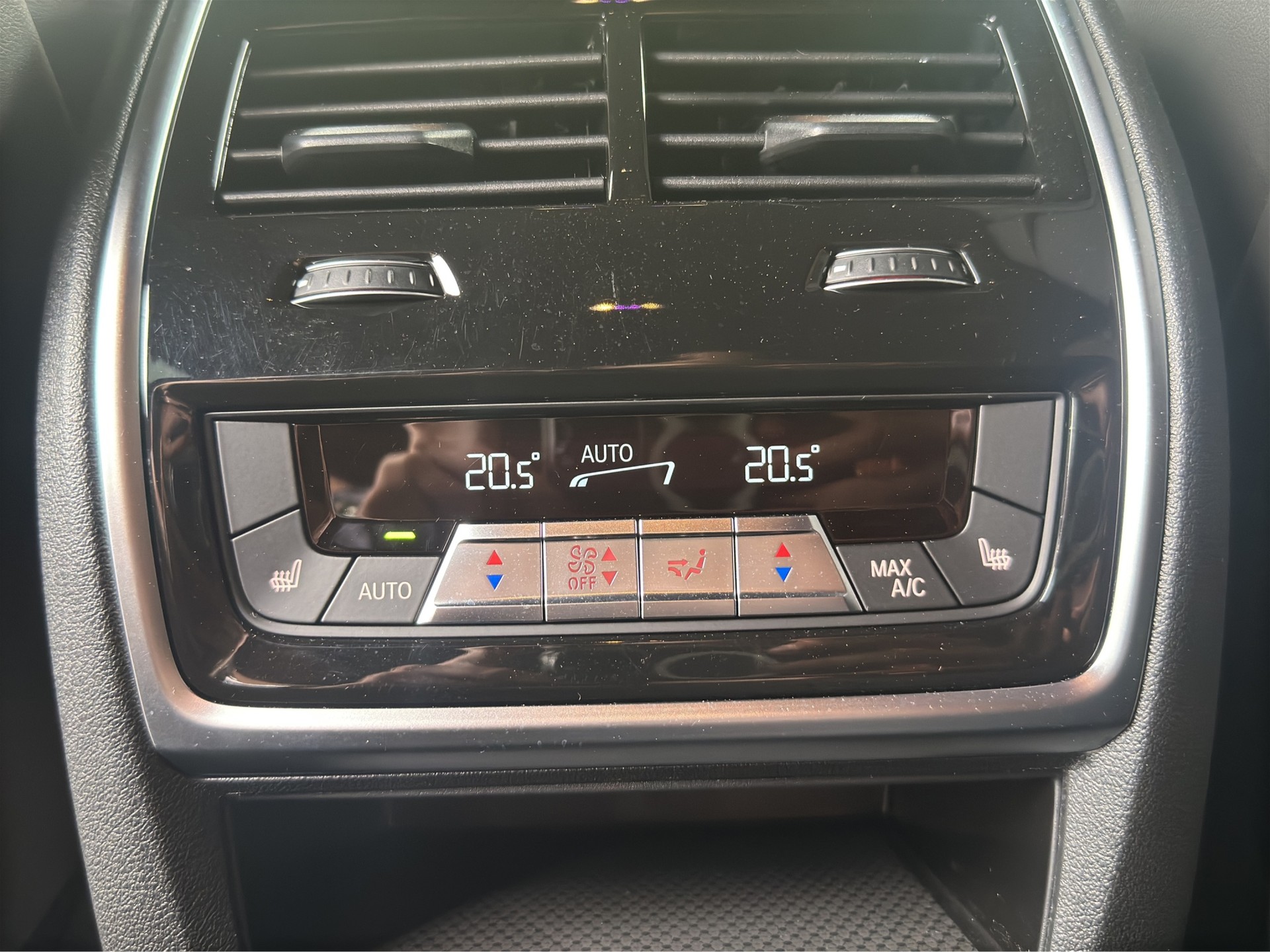BMW XM xDrive PHEV Label (CH) INDIVIDUAL M Driver's Package-image-25