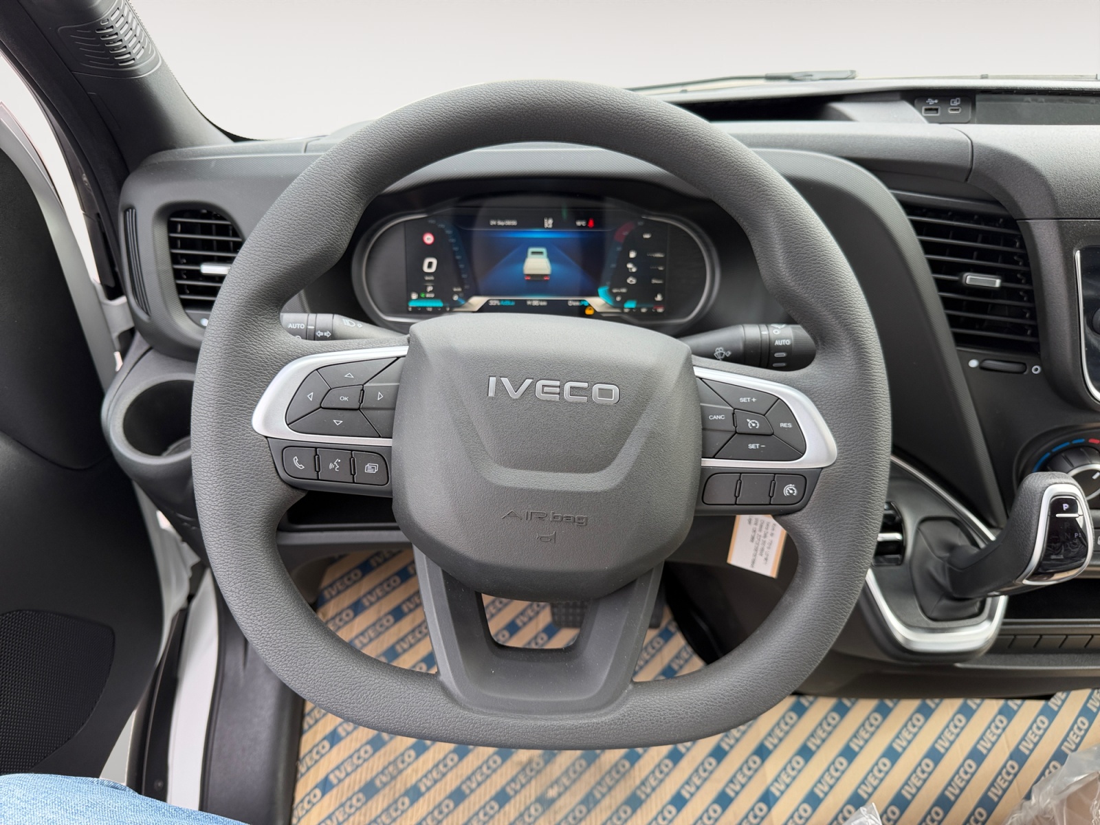 IVECO Daily 35S16BA8 Brücke mit Verdeck und Hebebühne-image-11