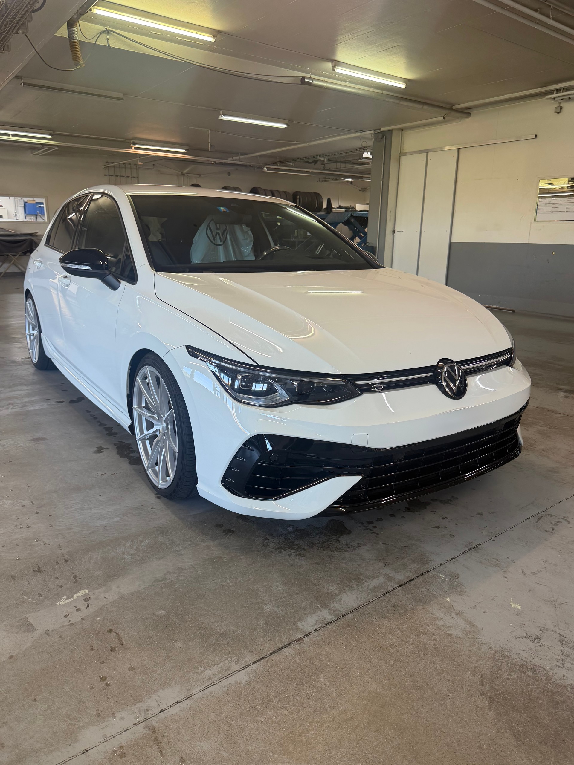 VW 2.0 TSI R DSG 4motion-image-1