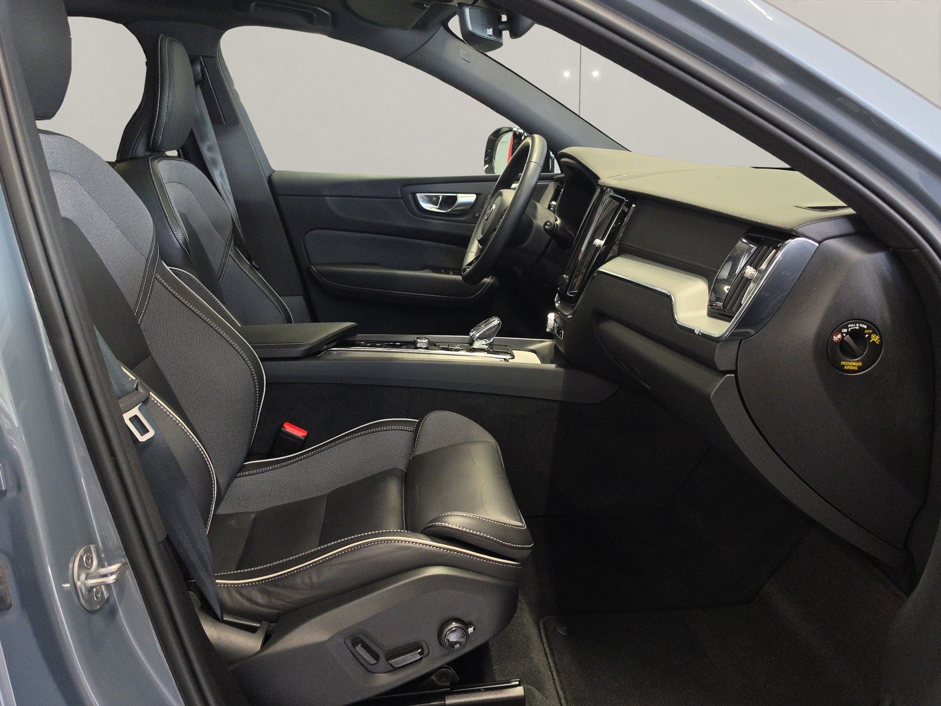 VOLVO XC60 2.0 T8 Ultimate Dark eAWD-image-13