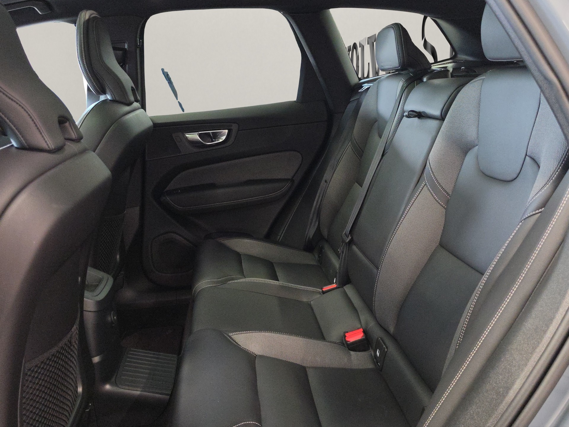 VOLVO XC60 2.0 T8 Ultimate Dark eAWD-image-16