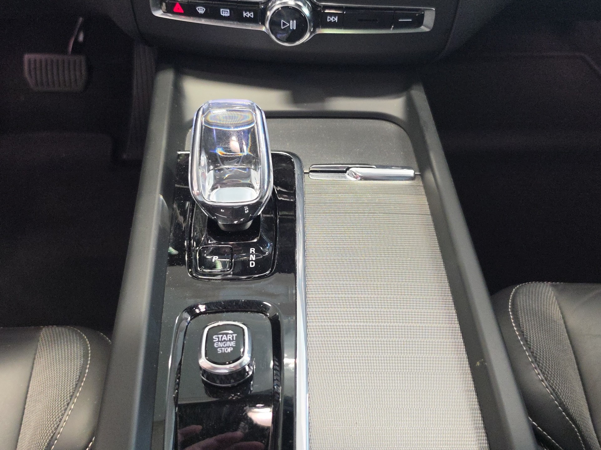 VOLVO XC60 2.0 T8 Ultimate Dark eAWD-image-14