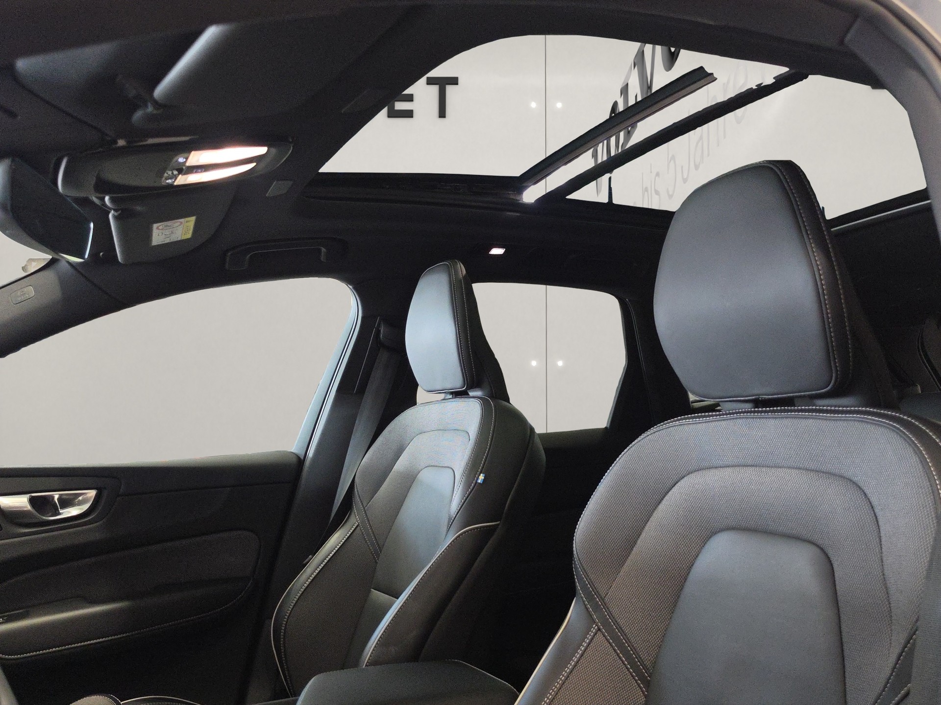 VOLVO XC60 2.0 T8 Ultimate Dark eAWD-image-17