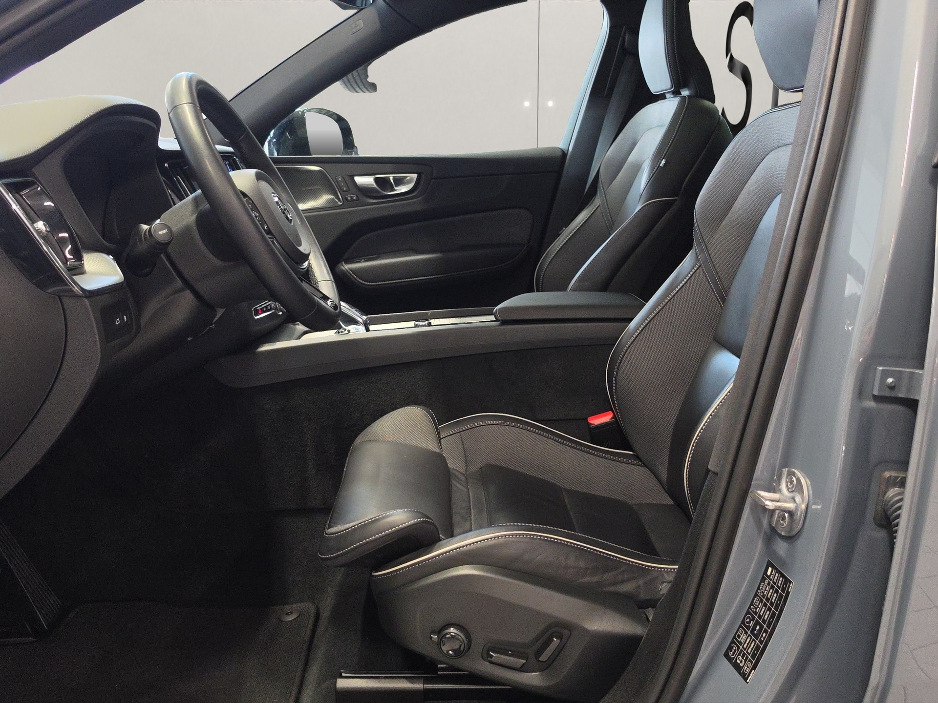 VOLVO XC60 2.0 T8 Ultimate Dark eAWD-image-7