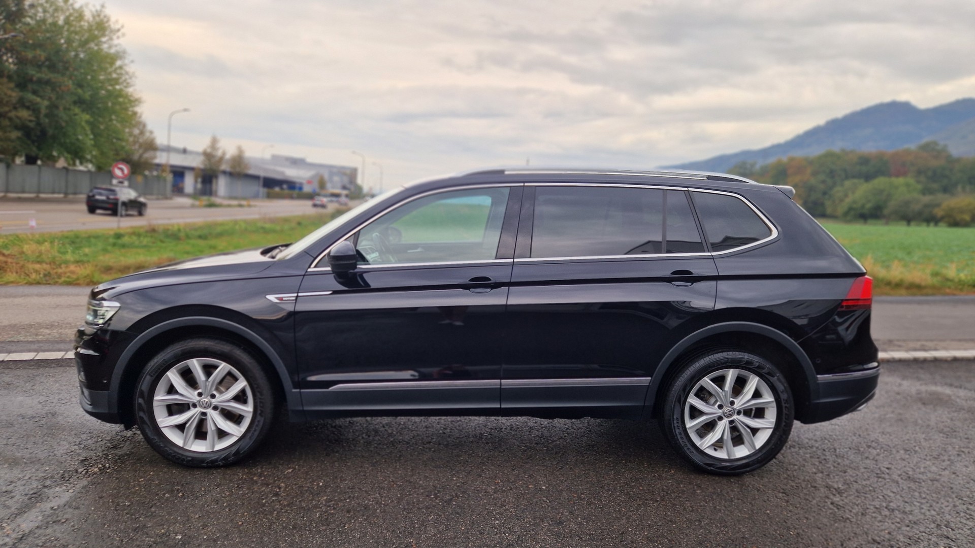 VW Tiguan Allspace 2.0TSI Highline 4Motion DSG-image-2