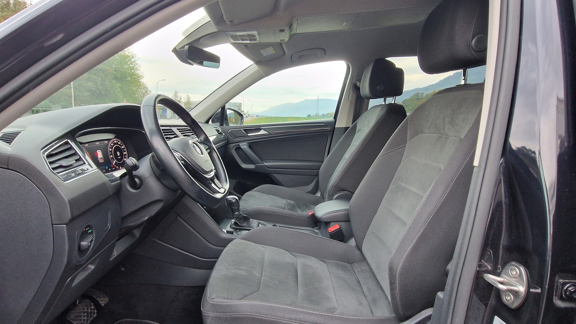 VW Tiguan Allspace 2.0TSI Highline 4Motion DSG-image-5