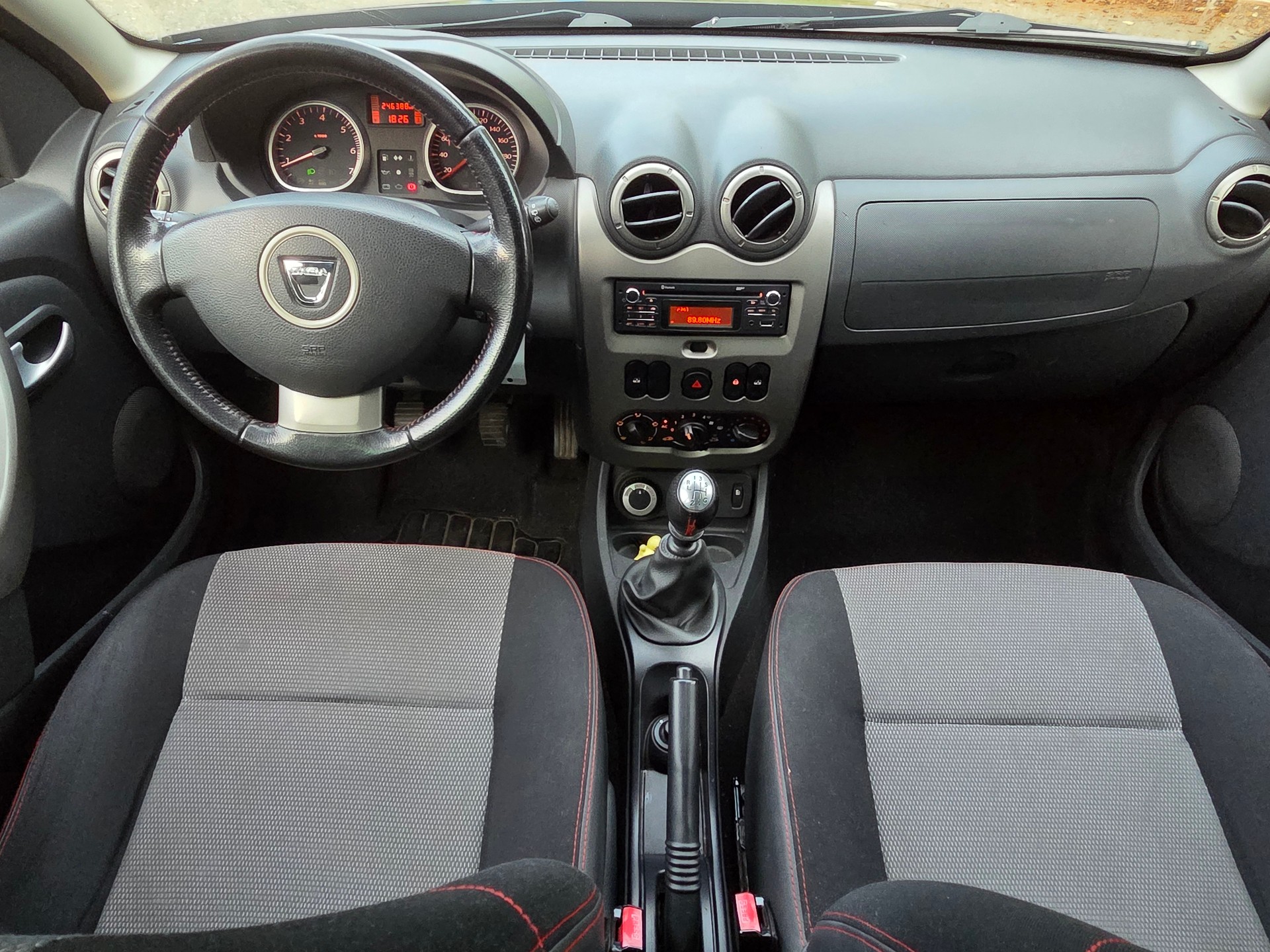 DACIA Duster 1.5 dCi Lauréate 4x4-image-9