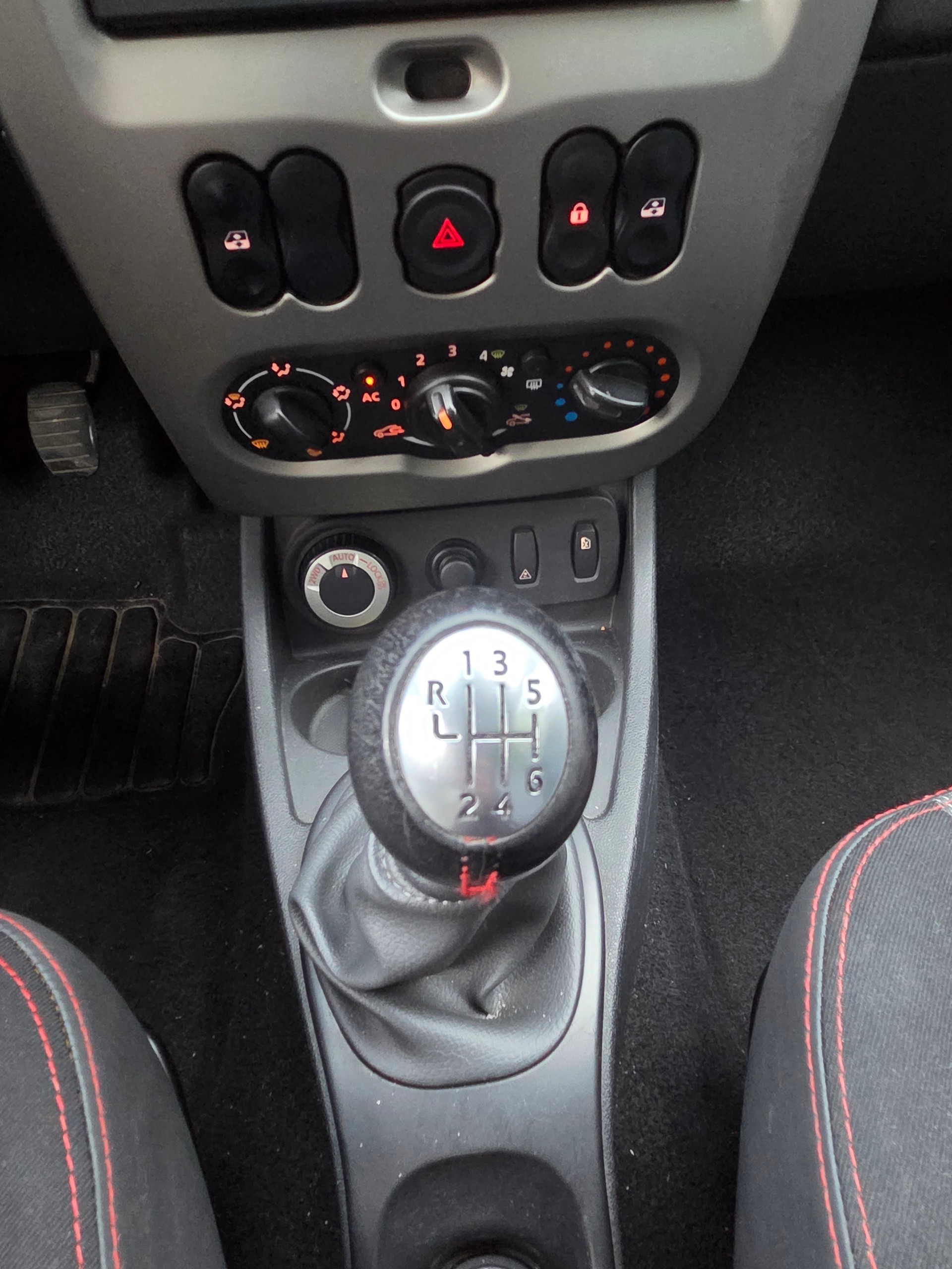 DACIA Duster 1.5 dCi Lauréate 4x4-image-10