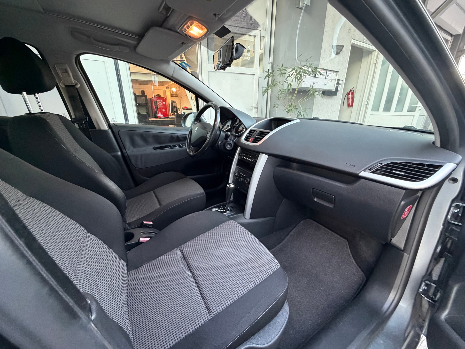 PEUGEOT 207 1.6 16V Sport Automatic-image-10