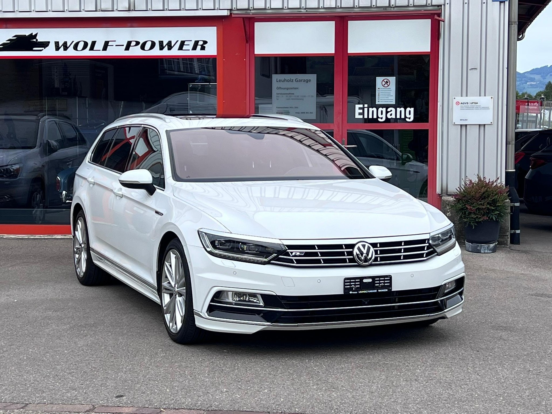 VW Passat Variant 2.0 TDI 190 SCR Highl. DSG 4m-image-0