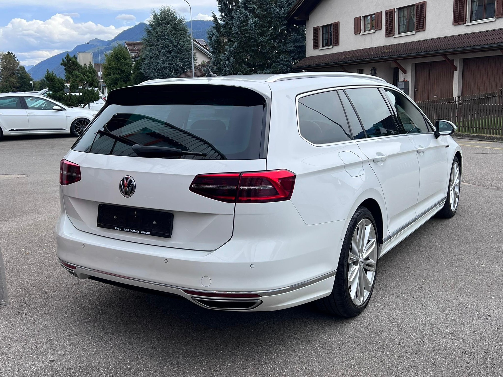 VW Passat Variant 2.0 TDI 190 SCR Highl. DSG 4m-image-2