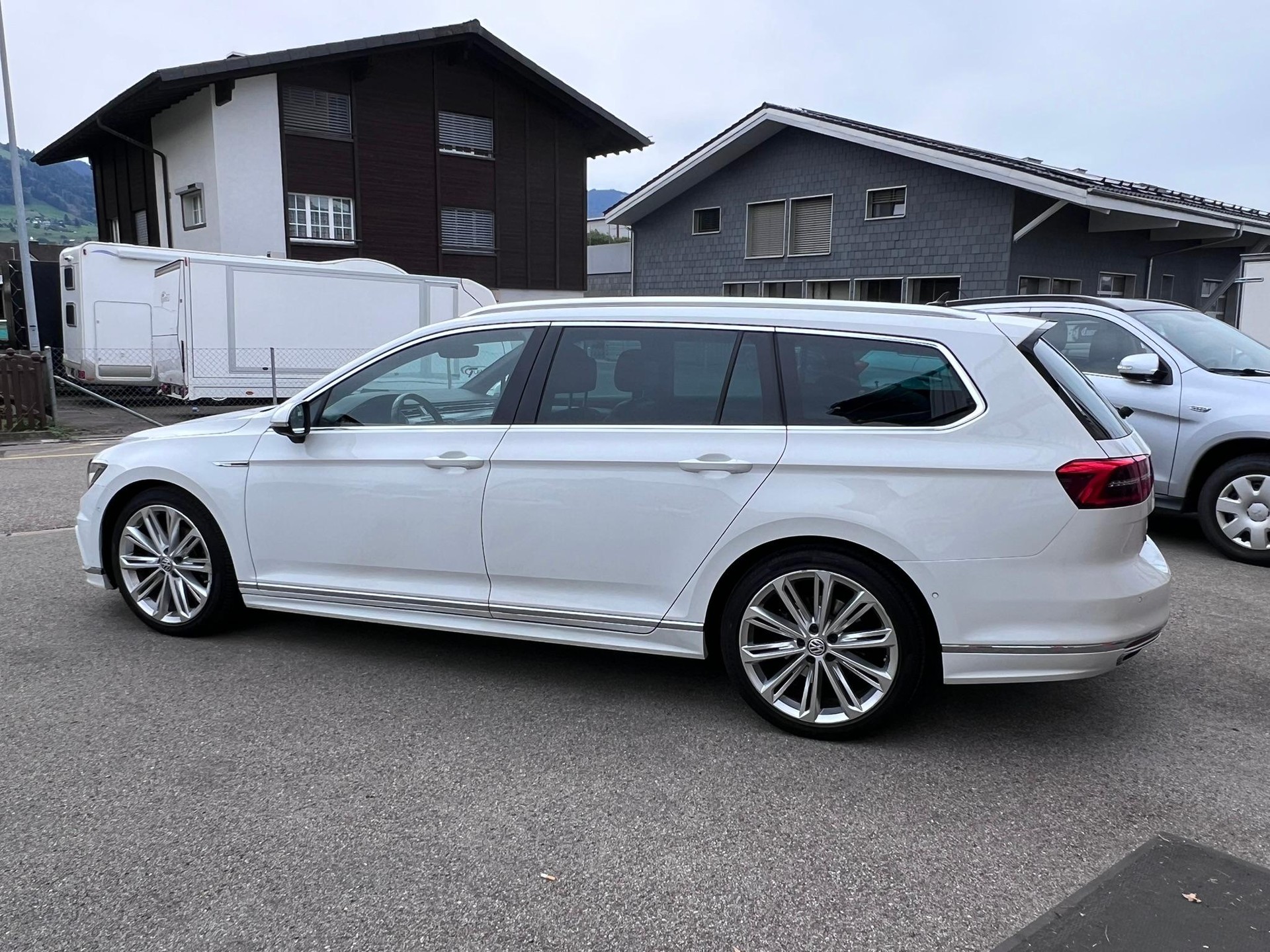 VW Passat Variant 2.0 TDI 190 SCR Highl. DSG 4m-image-3