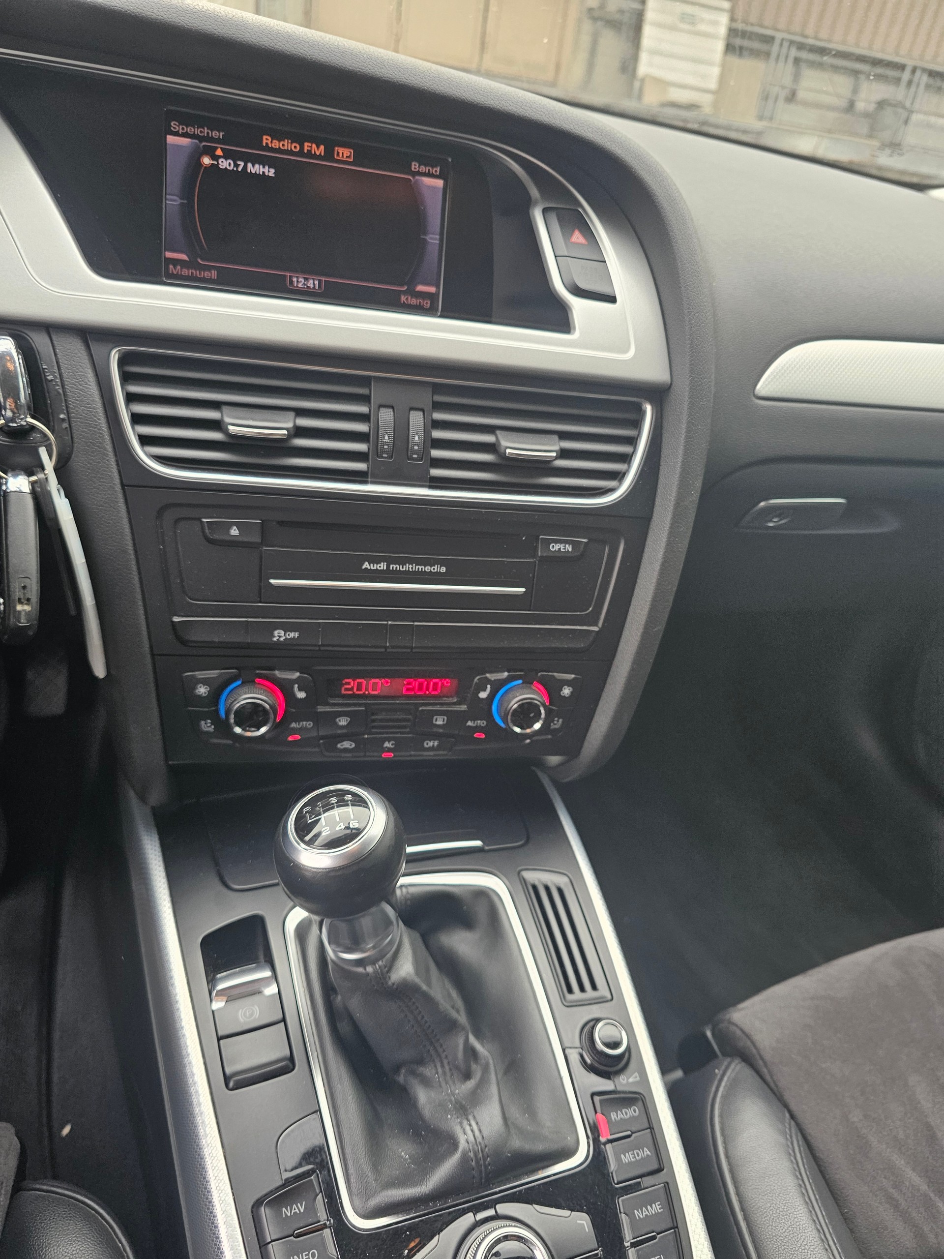 AUDI A4 Avant 1.8 TFSI Snow quattro-image-8