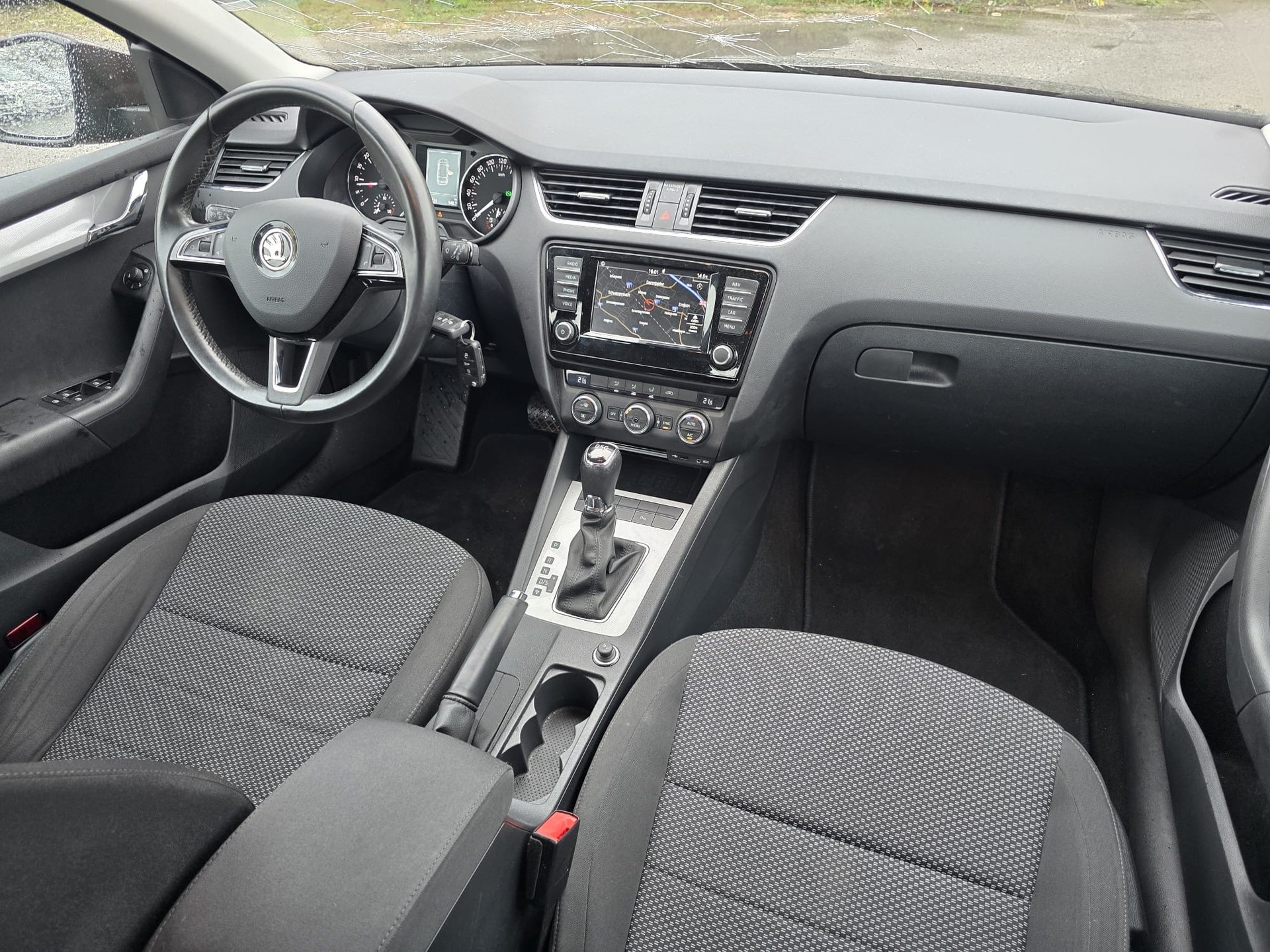 SKODA Octavia Combi 1.6 TDI Ambition DSG-image-14