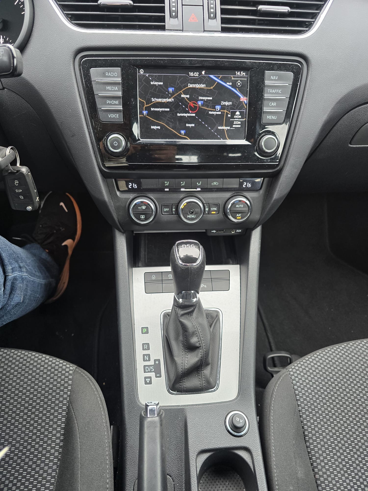 SKODA Octavia Combi 1.6 TDI Ambition DSG-image-13