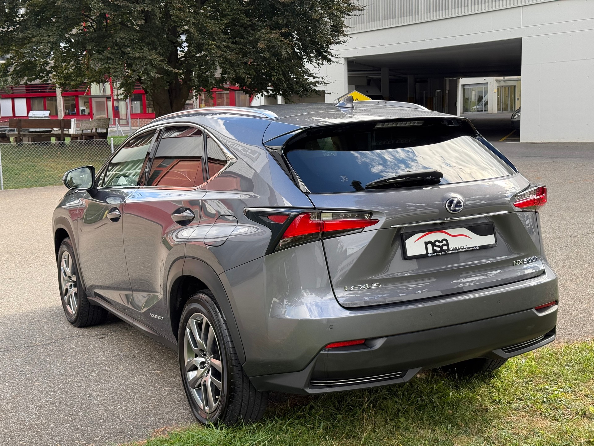 LEXUS NX 300h excellence E-Four Automatic-image-3