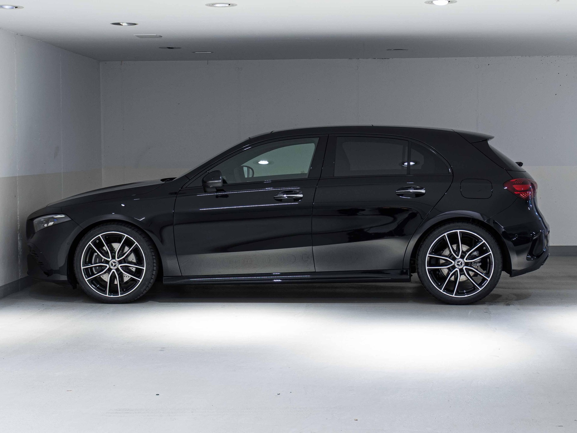 MERCEDES-BENZ A 220 d-image-4