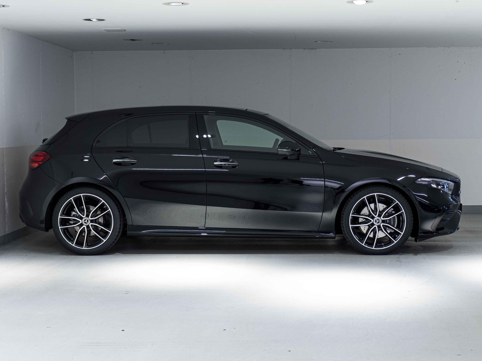 MERCEDES-BENZ A 220 d-image-1