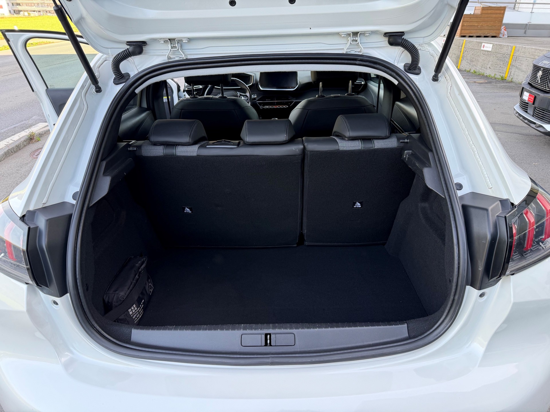 PEUGEOT 208 1.2 PureTech Allure-image-7