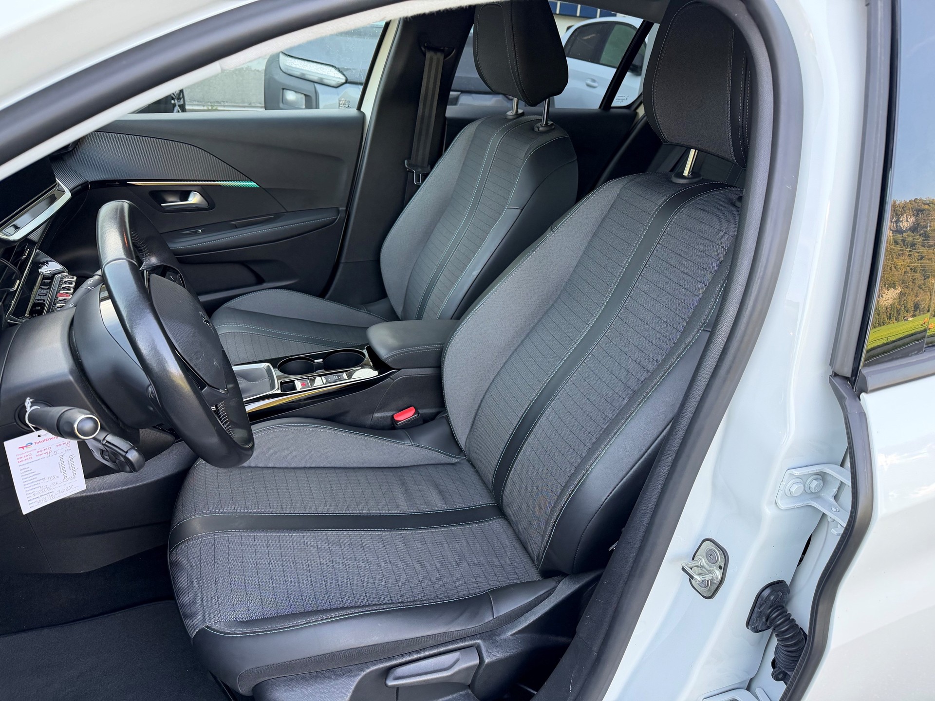 PEUGEOT 208 1.2 PureTech Allure-image-6