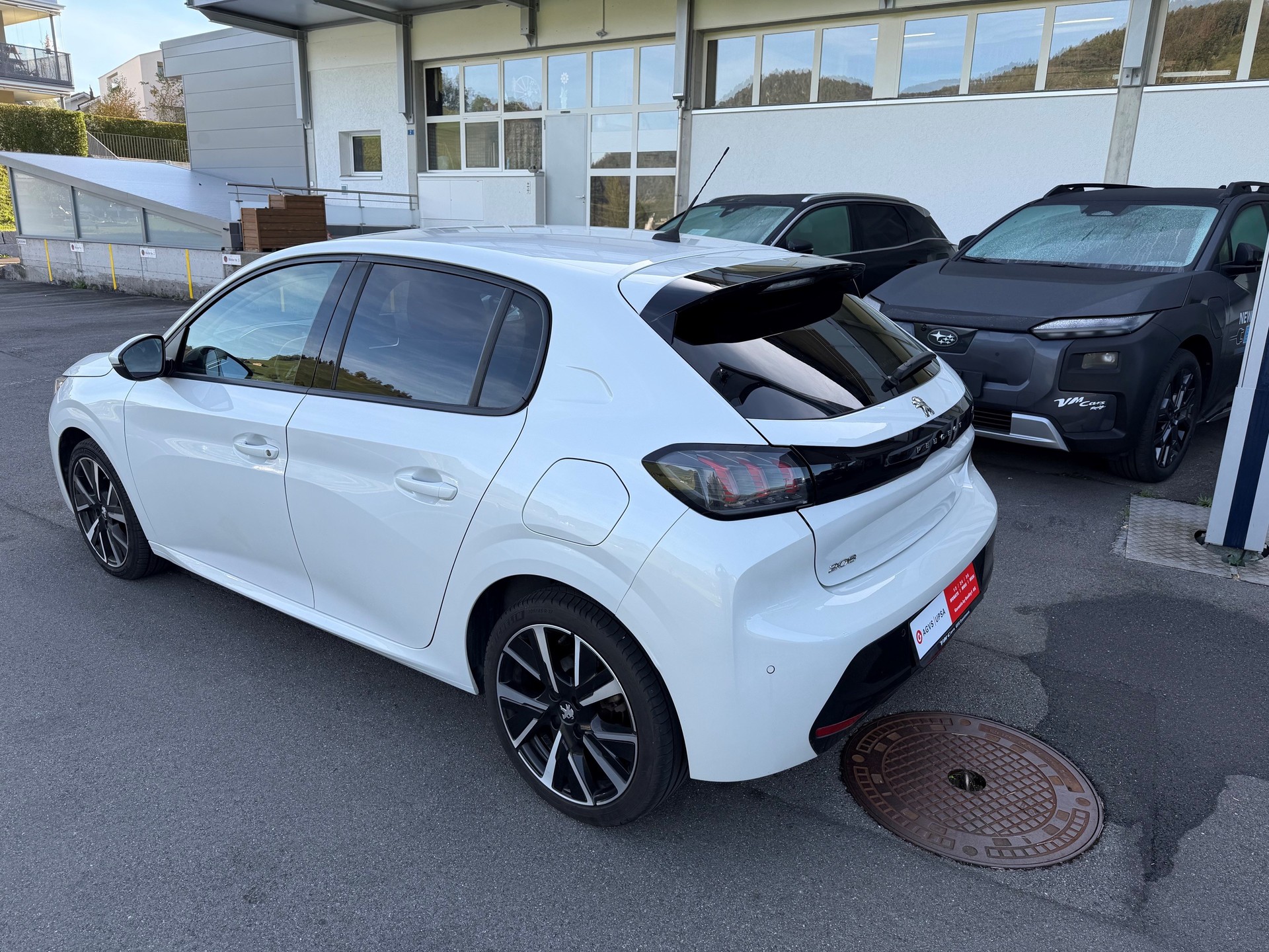 PEUGEOT 208 1.2 PureTech Allure-image-4