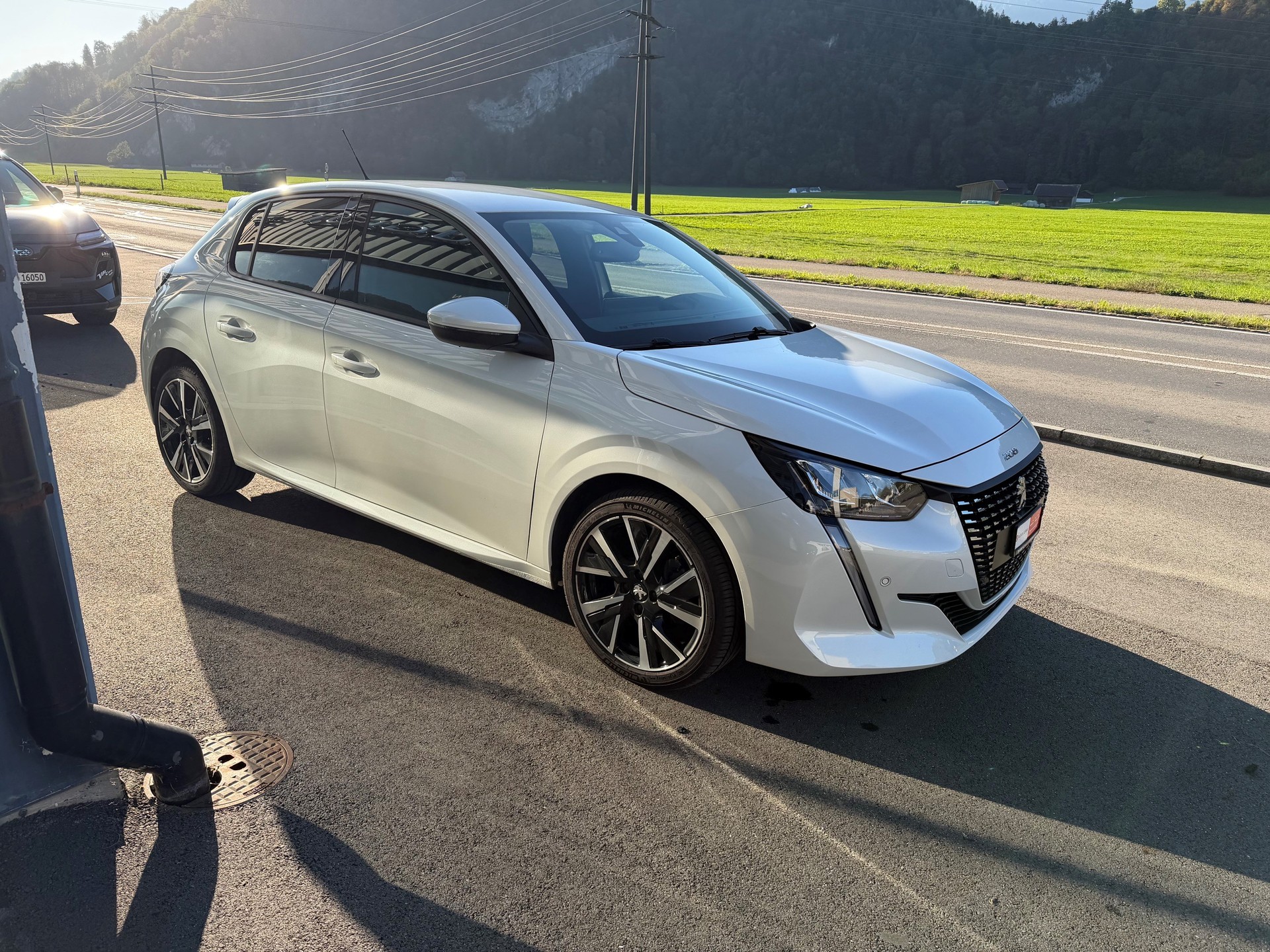PEUGEOT 208 1.2 PureTech Allure-image-2