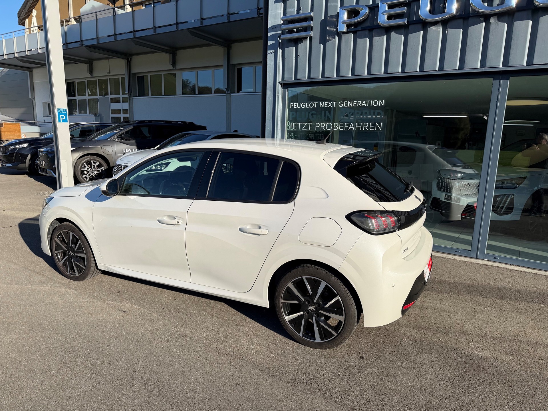 PEUGEOT 208 1.2 PureTech Allure-image-3
