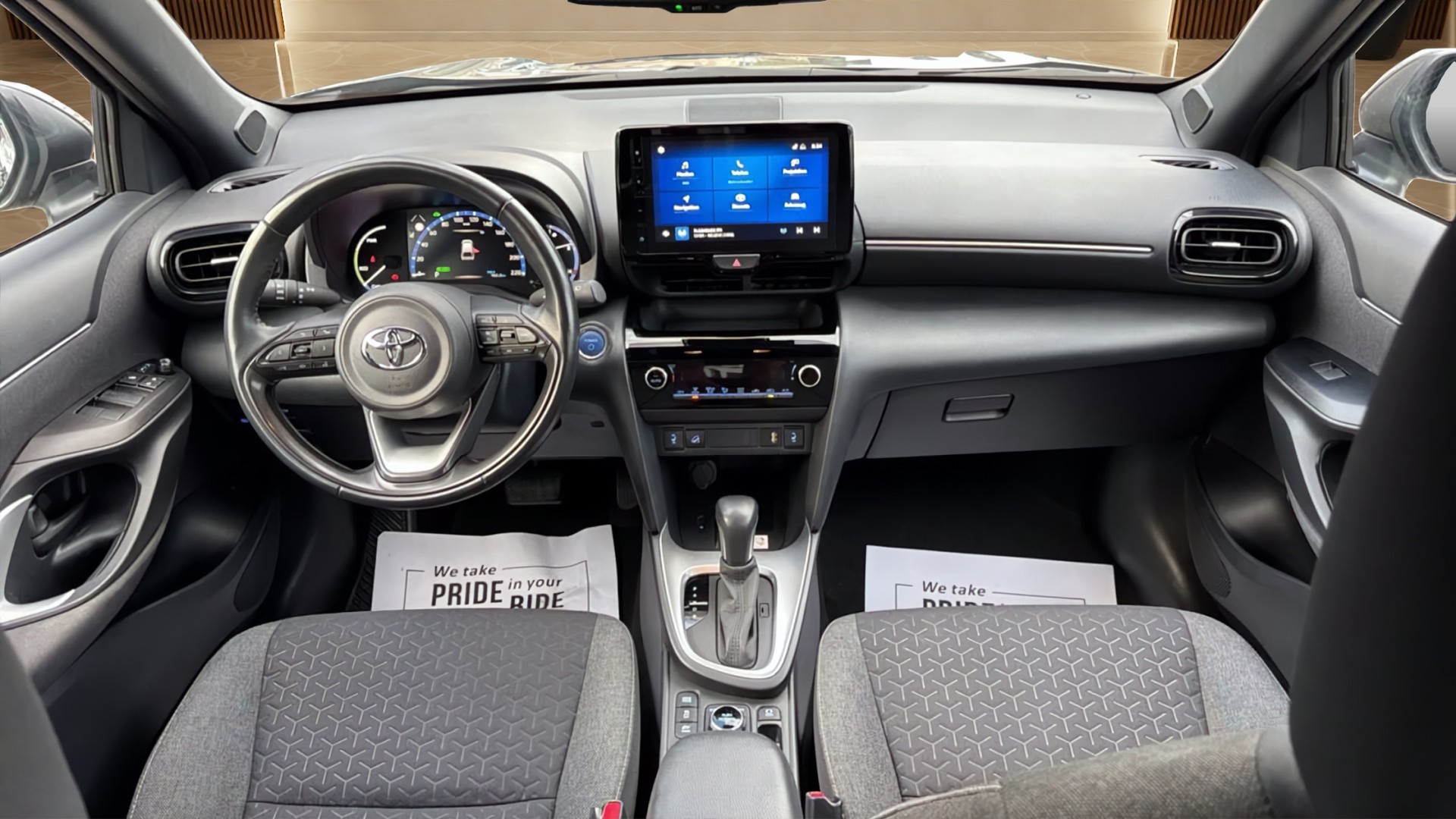 TOYOTA Yaris Cross 1.5 Premiere Edition e-CVT AWDi-image-8